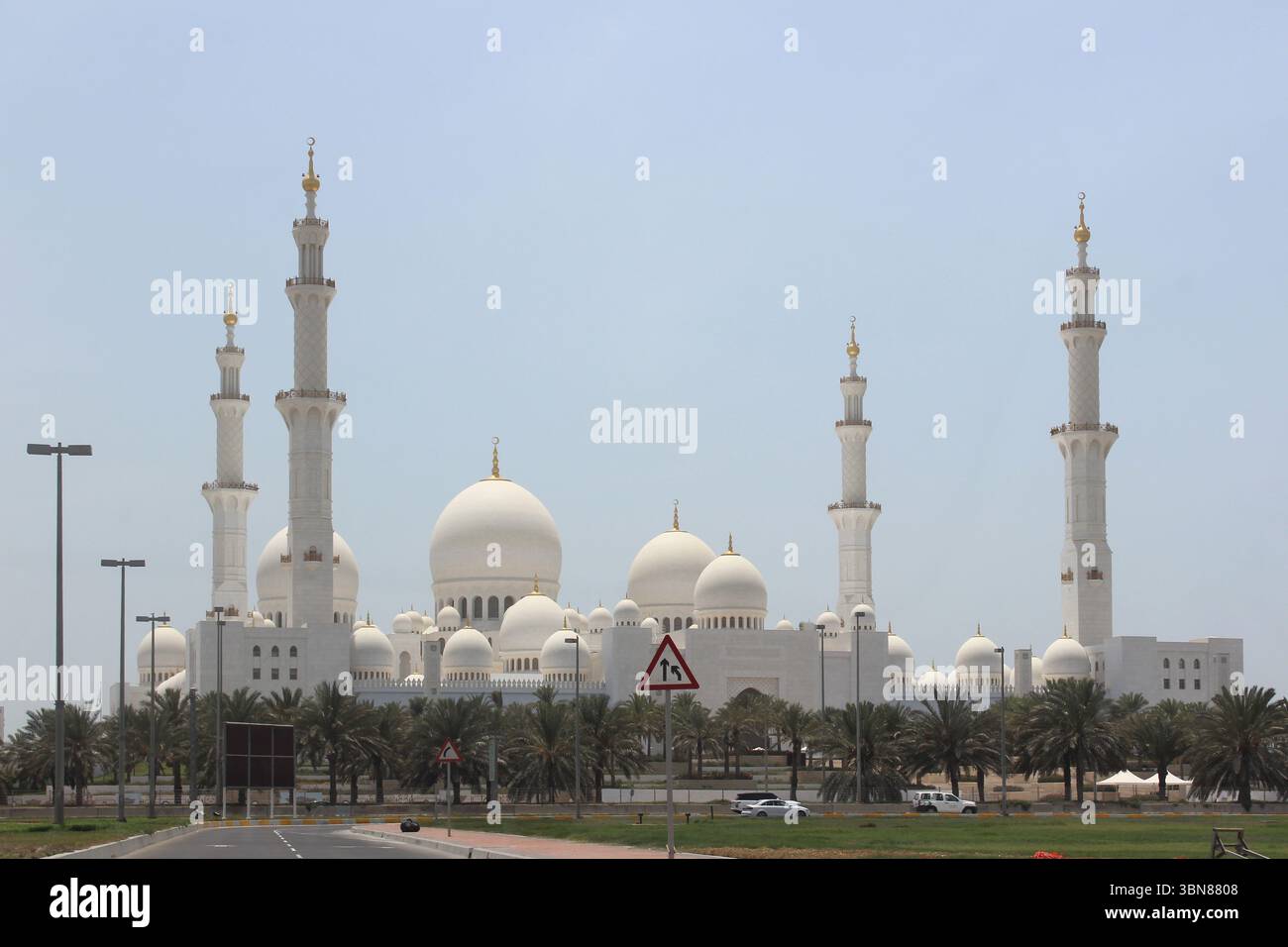 Un aperçu captivant de la merveille architecturale islamique, Sheikh Zayed Grande Mosquée Abu Dhabi eau. Banque D'Images