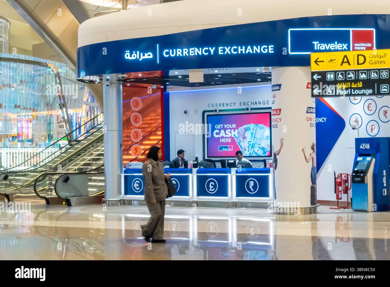 Bureau de change Travelex, aéroport international de Zayed, Abu Dhabi, Émirats arabes Unis Banque D'Images