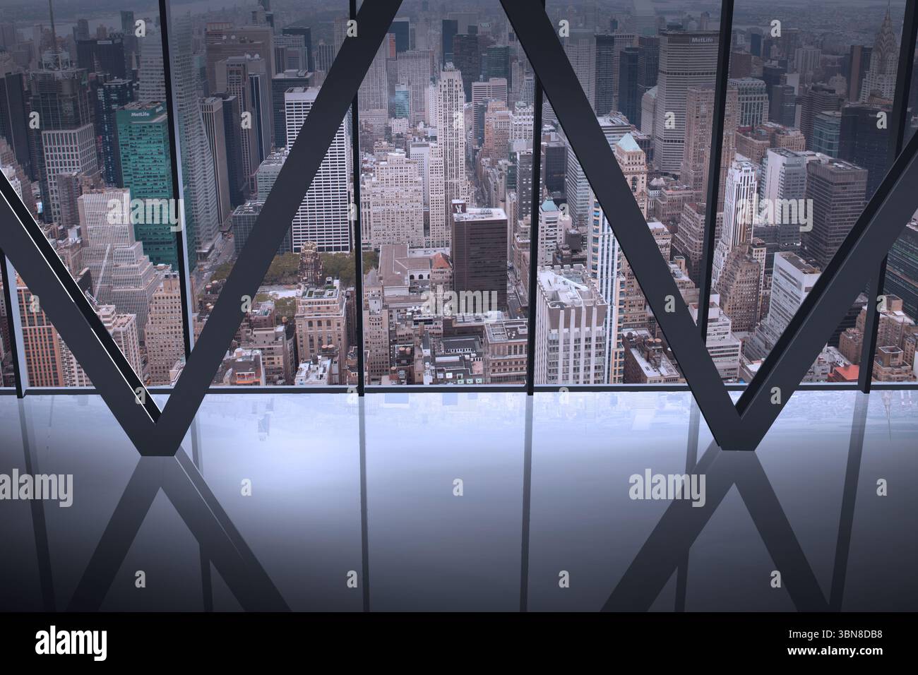 Chambre avec grande fenêtre à la ville sur Banque D'Images