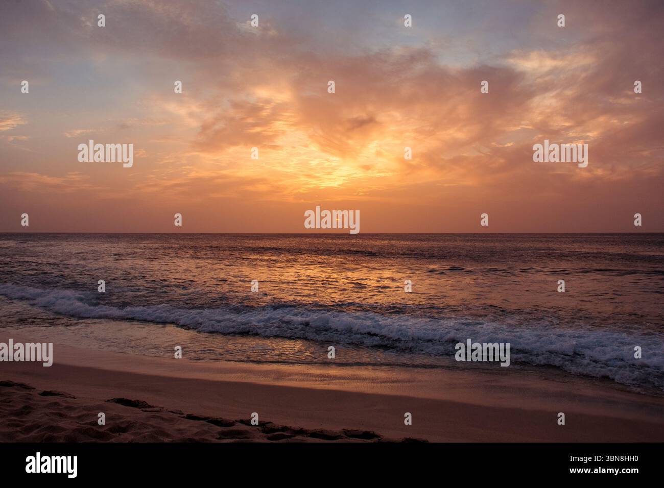 Coucher de soleil sur l'océan Atlantique sur l'île de Sal Banque D'Images