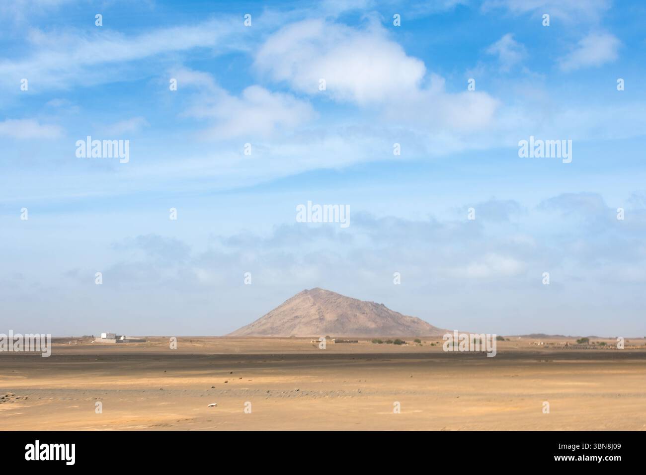 Montagne volcanique Lone sous un ciel bleu, île de Sal Banque D'Images