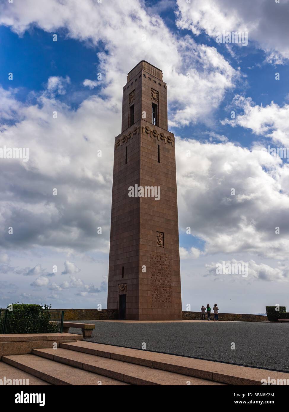 La tour de granit du mémorial américain de la seconde Guerre mondiale commémorant les forces américaines à Brest, Finistère, France. Banque D'Images