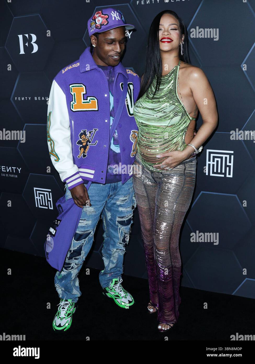 (FILE) Rihanna a discrètement fait l'histoire de la musique la semaine dernière. Au cours du week-end, ROC Nation, son label, révèle que Rihanna a dépassé les 50 milliards de streams sur Spotify. HOLLYWOOD, LOS ANGELES, CALIFORNIE, États-Unis - 11 FÉVRIER : le rappeur américain A$AP Rocky (ASAP Rocky, Rakim Athelaston Mayers) et sa petite amie enceinte/chanteuse barbadienne, actrice, femme d'affaires et humanitaire Rihanna (Robyn Rihanna Fenty) portant l'Attico arrivent à la Fenty Beauty and Fenty Skin Celebration organisée par Rihanna aux Goya Studios le 11 février 2022 à Hollywood, Los Angeles, Californie, États-Unis. (Photo Banque D'Images