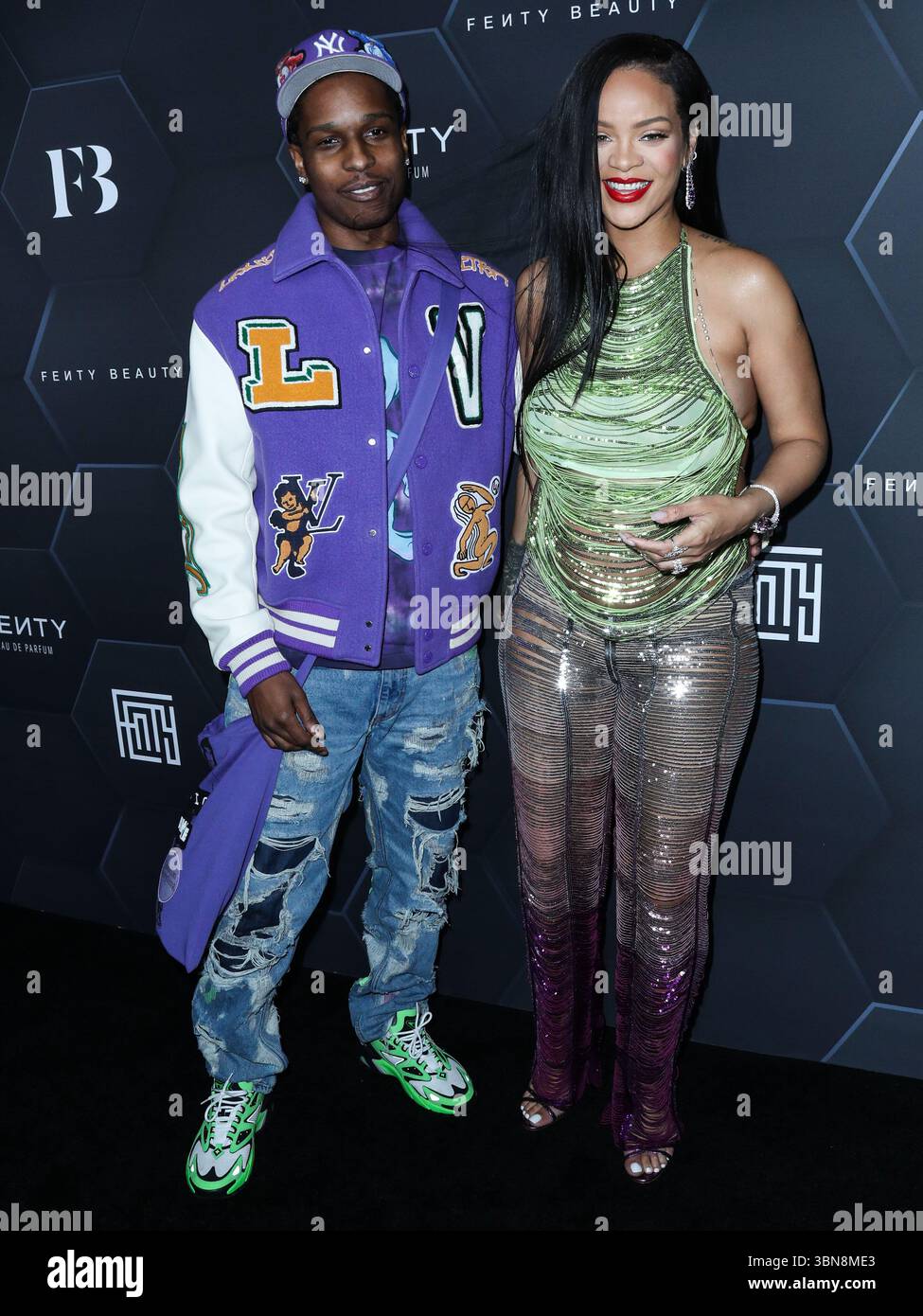 (FILE) Rihanna a discrètement fait l'histoire de la musique la semaine dernière. Au cours du week-end, ROC Nation, son label, révèle que Rihanna a dépassé les 50 milliards de streams sur Spotify. HOLLYWOOD, LOS ANGELES, CALIFORNIE, États-Unis - 11 FÉVRIER : le rappeur américain A$AP Rocky (ASAP Rocky, Rakim Athelaston Mayers) et sa petite amie enceinte/chanteuse barbadienne, actrice, femme d'affaires et humanitaire Rihanna (Robyn Rihanna Fenty) portant l'Attico arrivent à la Fenty Beauty and Fenty Skin Celebration organisée par Rihanna aux Goya Studios le 11 février 2022 à Hollywood, Los Angeles, Californie, États-Unis. (Photo Banque D'Images