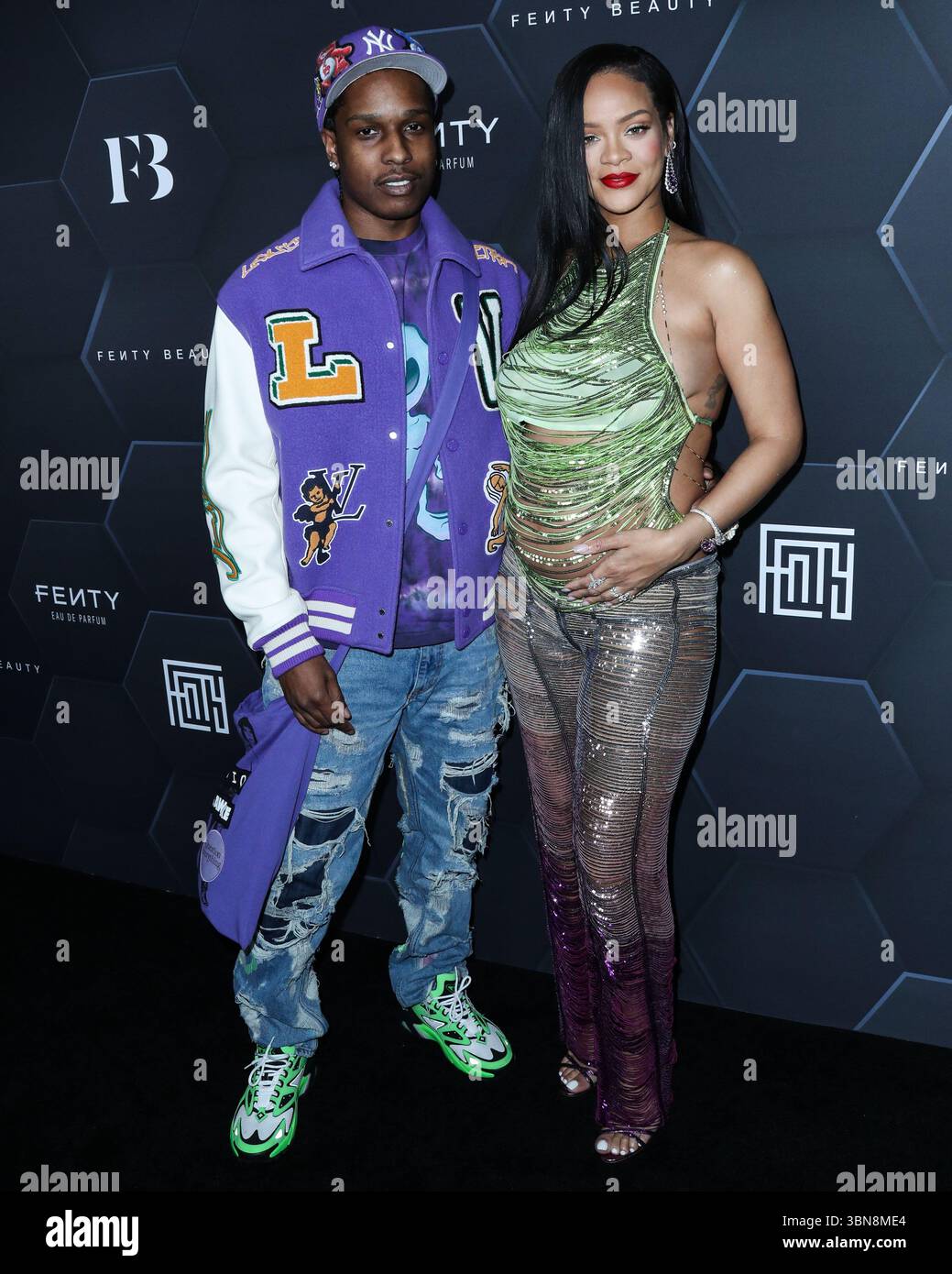 (FILE) Rihanna a discrètement fait l'histoire de la musique la semaine dernière. Au cours du week-end, ROC Nation, son label, révèle que Rihanna a dépassé les 50 milliards de streams sur Spotify. HOLLYWOOD, LOS ANGELES, CALIFORNIE, États-Unis - 11 FÉVRIER : le rappeur américain A$AP Rocky (ASAP Rocky, Rakim Athelaston Mayers) et sa petite amie enceinte/chanteuse barbadienne, actrice, femme d'affaires et humanitaire Rihanna (Robyn Rihanna Fenty) portant l'Attico arrivent à la Fenty Beauty and Fenty Skin Celebration organisée par Rihanna aux Goya Studios le 11 février 2022 à Hollywood, Los Angeles, Californie, États-Unis. (Photo Banque D'Images