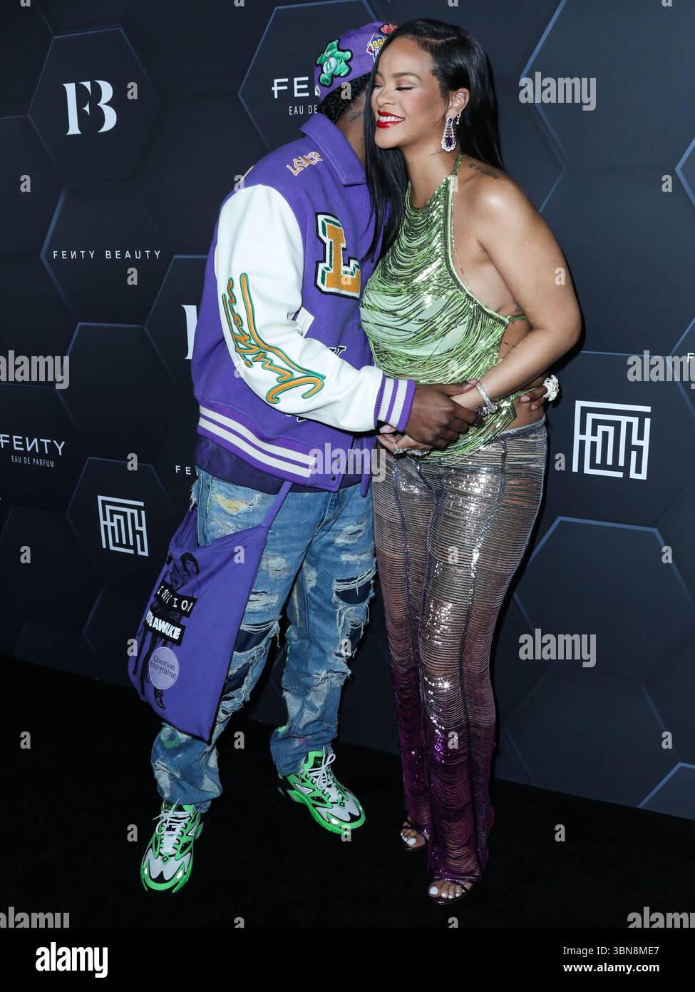 (FILE) Rihanna a discrètement fait l'histoire de la musique la semaine dernière. Au cours du week-end, ROC Nation, son label, révèle que Rihanna a dépassé les 50 milliards de streams sur Spotify. HOLLYWOOD, LOS ANGELES, CALIFORNIE, États-Unis - 11 FÉVRIER : le rappeur américain A$AP Rocky (ASAP Rocky, Rakim Athelaston Mayers) et sa petite amie enceinte/chanteuse barbadienne, actrice, femme d'affaires et humanitaire Rihanna (Robyn Rihanna Fenty) portant l'Attico arrivent à la Fenty Beauty and Fenty Skin Celebration organisée par Rihanna aux Goya Studios le 11 février 2022 à Hollywood, Los Angeles, Californie, États-Unis. (Photo Banque D'Images