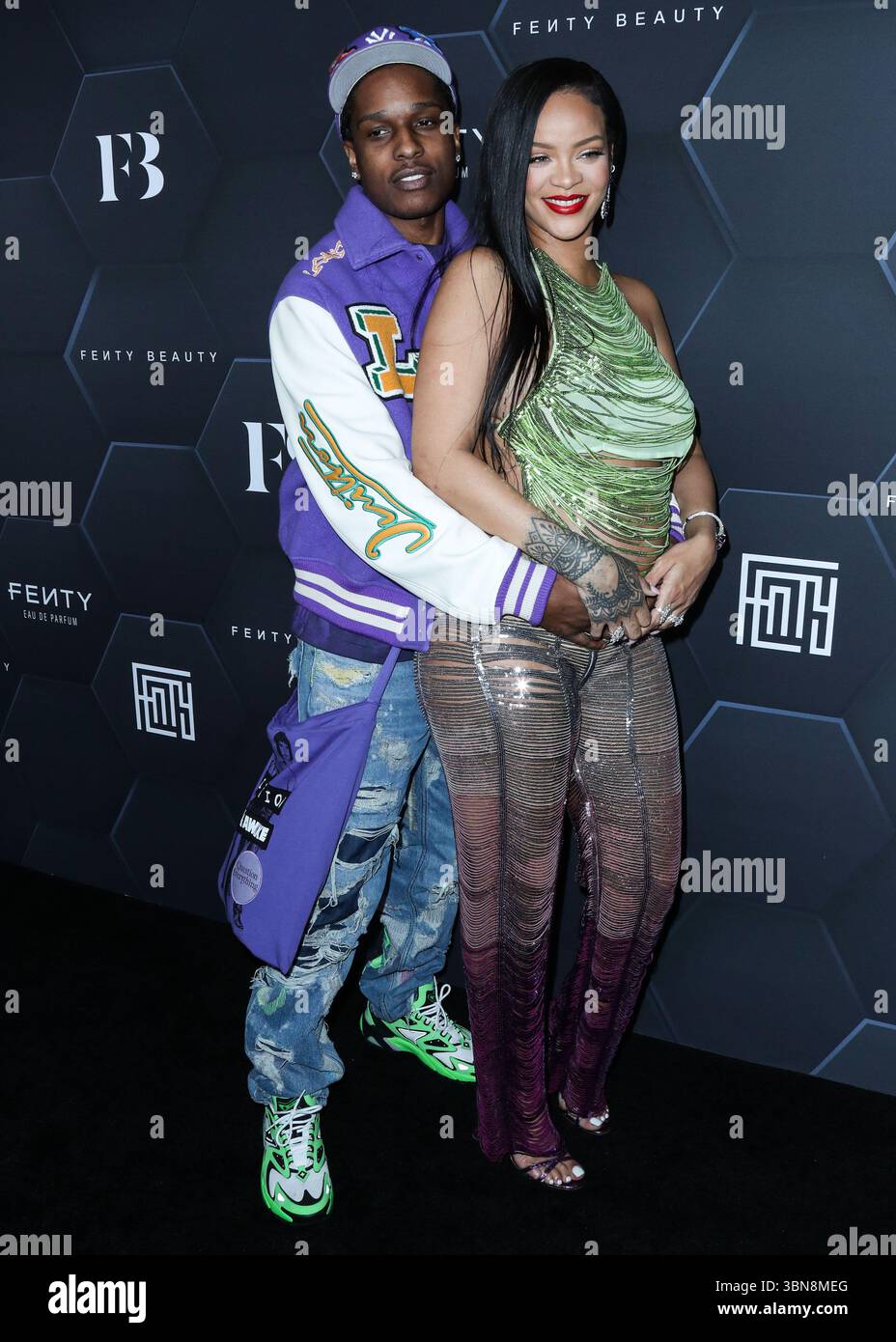 (FILE) Rihanna a discrètement fait l'histoire de la musique la semaine dernière. Au cours du week-end, ROC Nation, son label, révèle que Rihanna a dépassé les 50 milliards de streams sur Spotify. HOLLYWOOD, LOS ANGELES, CALIFORNIE, États-Unis - 11 FÉVRIER : le rappeur américain A$AP Rocky (ASAP Rocky, Rakim Athelaston Mayers) et sa petite amie enceinte/chanteuse barbadienne, actrice, femme d'affaires et humanitaire Rihanna (Robyn Rihanna Fenty) portant l'Attico arrivent à la Fenty Beauty and Fenty Skin Celebration organisée par Rihanna aux Goya Studios le 11 février 2022 à Hollywood, Los Angeles, Californie, États-Unis. (Photo Banque D'Images