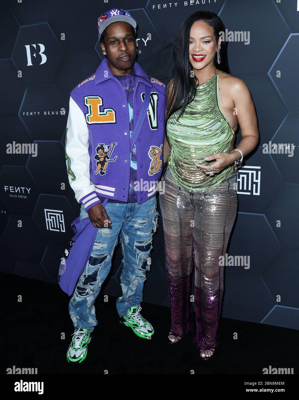 (FILE) Rihanna a discrètement fait l'histoire de la musique la semaine dernière. Au cours du week-end, ROC Nation, son label, révèle que Rihanna a dépassé les 50 milliards de streams sur Spotify. HOLLYWOOD, LOS ANGELES, CALIFORNIE, États-Unis - 11 FÉVRIER : le rappeur américain A$AP Rocky (ASAP Rocky, Rakim Athelaston Mayers) et sa petite amie enceinte/chanteuse barbadienne, actrice, femme d'affaires et humanitaire Rihanna (Robyn Rihanna Fenty) portant l'Attico arrivent à la Fenty Beauty and Fenty Skin Celebration organisée par Rihanna aux Goya Studios le 11 février 2022 à Hollywood, Los Angeles, Californie, États-Unis. (Photo Banque D'Images