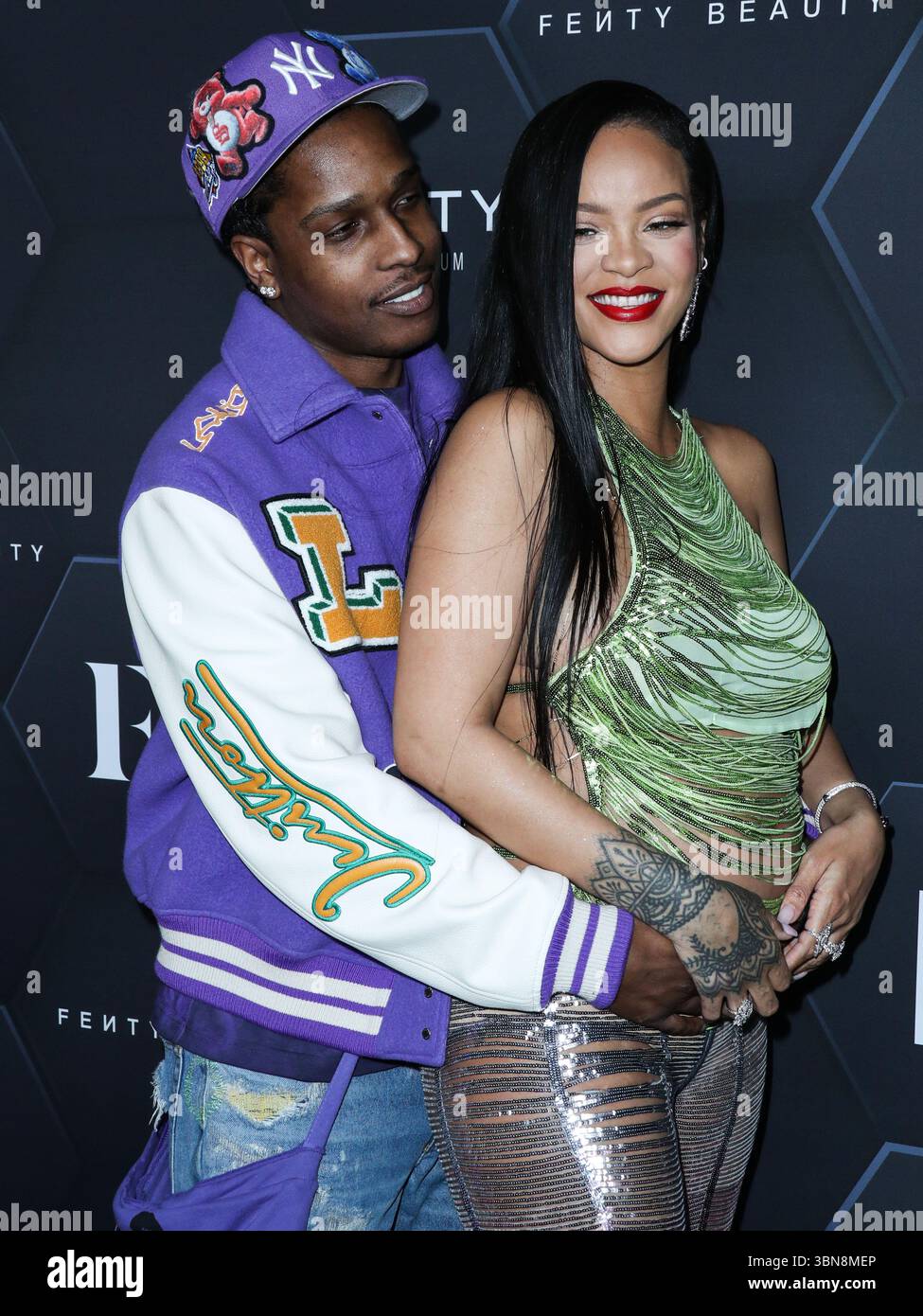 (FILE) Rihanna a discrètement fait l'histoire de la musique la semaine dernière. Au cours du week-end, ROC Nation, son label, révèle que Rihanna a dépassé les 50 milliards de streams sur Spotify. HOLLYWOOD, LOS ANGELES, CALIFORNIE, États-Unis - 11 FÉVRIER : le rappeur américain A$AP Rocky (ASAP Rocky, Rakim Athelaston Mayers) et sa petite amie enceinte/chanteuse barbadienne, actrice, femme d'affaires et humanitaire Rihanna (Robyn Rihanna Fenty) portant l'Attico arrivent à la Fenty Beauty and Fenty Skin Celebration organisée par Rihanna aux Goya Studios le 11 février 2022 à Hollywood, Los Angeles, Californie, États-Unis. (Photo Banque D'Images