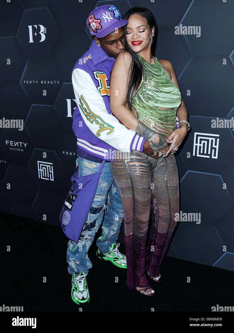 (FILE) Rihanna a discrètement fait l'histoire de la musique la semaine dernière. Au cours du week-end, ROC Nation, son label, révèle que Rihanna a dépassé les 50 milliards de streams sur Spotify. HOLLYWOOD, LOS ANGELES, CALIFORNIE, États-Unis - 11 FÉVRIER : le rappeur américain A$AP Rocky (ASAP Rocky, Rakim Athelaston Mayers) et sa petite amie enceinte/chanteuse barbadienne, actrice, femme d'affaires et humanitaire Rihanna (Robyn Rihanna Fenty) portant l'Attico arrivent à la Fenty Beauty and Fenty Skin Celebration organisée par Rihanna aux Goya Studios le 11 février 2022 à Hollywood, Los Angeles, Californie, États-Unis. (Photo Banque D'Images