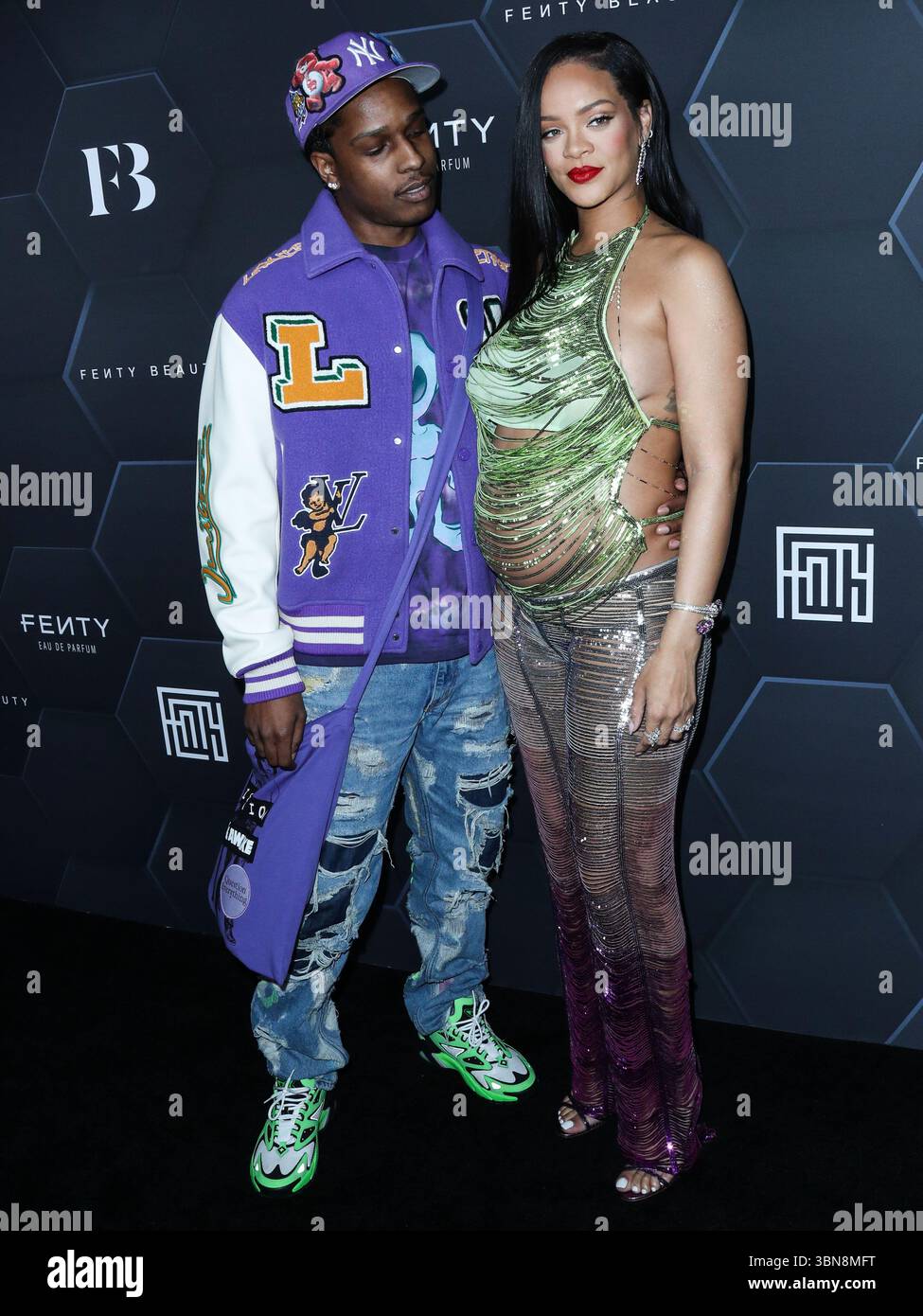 (FILE) Rihanna a discrètement fait l'histoire de la musique la semaine dernière. Au cours du week-end, ROC Nation, son label, révèle que Rihanna a dépassé les 50 milliards de streams sur Spotify. HOLLYWOOD, LOS ANGELES, CALIFORNIE, États-Unis - 11 FÉVRIER : le rappeur américain A$AP Rocky (ASAP Rocky, Rakim Athelaston Mayers) et sa petite amie enceinte/chanteuse barbadienne, actrice, femme d'affaires et humanitaire Rihanna (Robyn Rihanna Fenty) portant l'Attico arrivent à la Fenty Beauty and Fenty Skin Celebration organisée par Rihanna aux Goya Studios le 11 février 2022 à Hollywood, Los Angeles, Californie, États-Unis. (Photo Banque D'Images