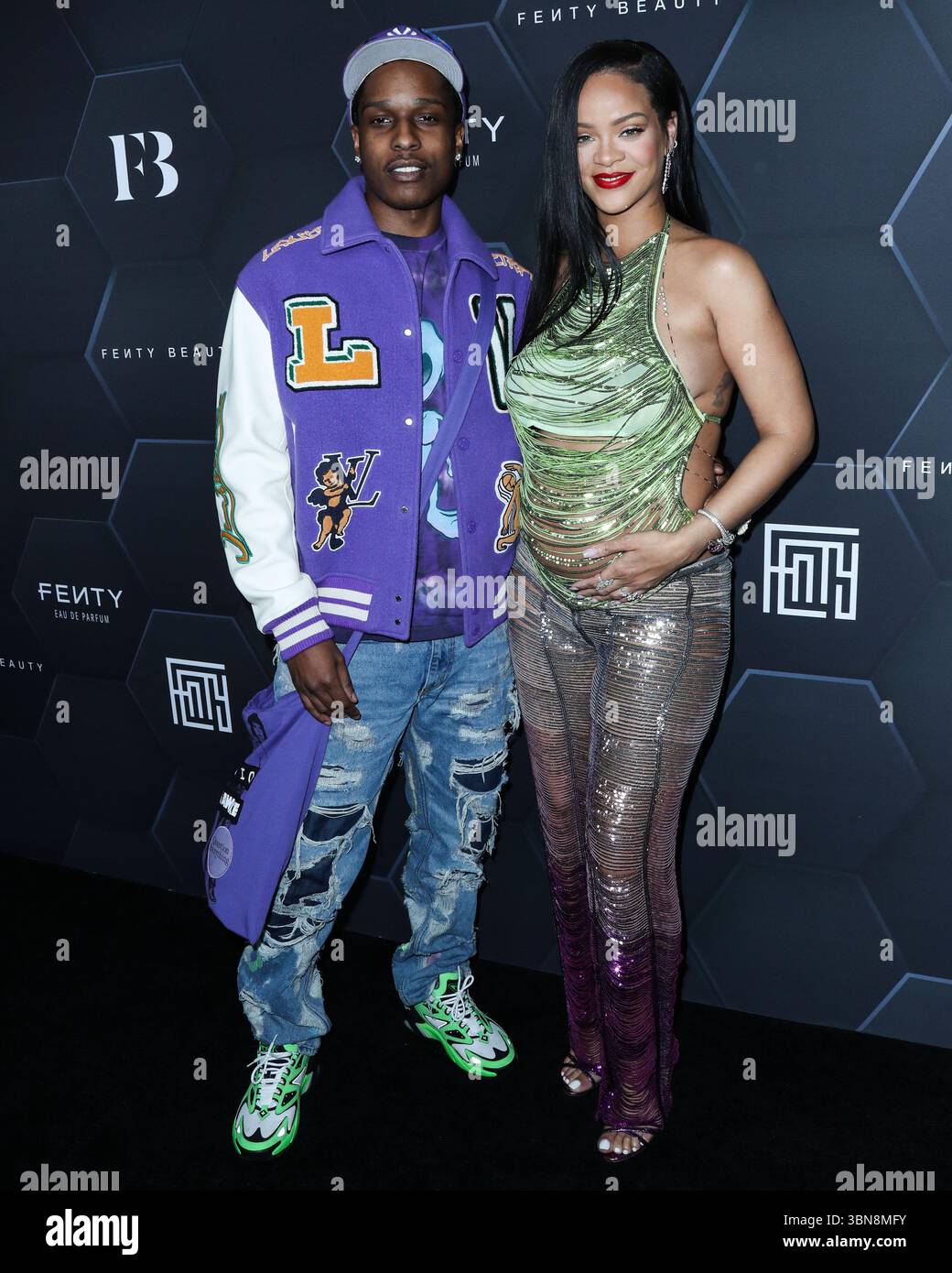 (FILE) Rihanna a discrètement fait l'histoire de la musique la semaine dernière. Au cours du week-end, ROC Nation, son label, révèle que Rihanna a dépassé les 50 milliards de streams sur Spotify. HOLLYWOOD, LOS ANGELES, CALIFORNIE, États-Unis - 11 FÉVRIER : le rappeur américain A$AP Rocky (ASAP Rocky, Rakim Athelaston Mayers) et sa petite amie enceinte/chanteuse barbadienne, actrice, femme d'affaires et humanitaire Rihanna (Robyn Rihanna Fenty) portant l'Attico arrivent à la Fenty Beauty and Fenty Skin Celebration organisée par Rihanna aux Goya Studios le 11 février 2022 à Hollywood, Los Angeles, Californie, États-Unis. (Photo Banque D'Images