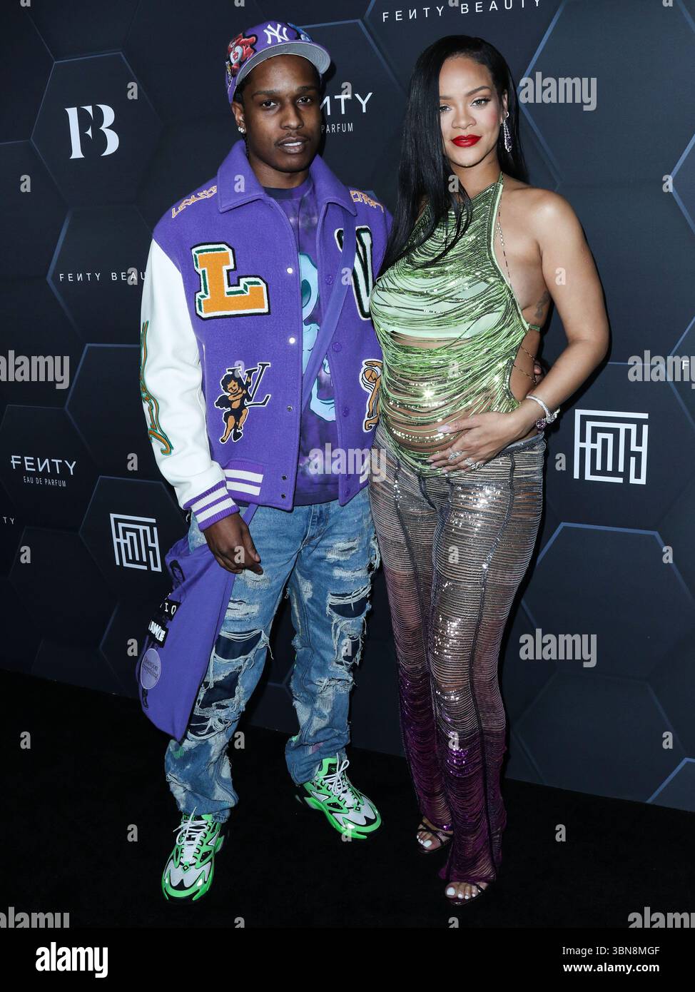 (FILE) Rihanna a discrètement fait l'histoire de la musique la semaine dernière. Au cours du week-end, ROC Nation, son label, révèle que Rihanna a dépassé les 50 milliards de streams sur Spotify. HOLLYWOOD, LOS ANGELES, CALIFORNIE, États-Unis - 11 FÉVRIER : le rappeur américain A$AP Rocky (ASAP Rocky, Rakim Athelaston Mayers) et sa petite amie enceinte/chanteuse barbadienne, actrice, femme d'affaires et humanitaire Rihanna (Robyn Rihanna Fenty) portant l'Attico arrivent à la Fenty Beauty and Fenty Skin Celebration organisée par Rihanna aux Goya Studios le 11 février 2022 à Hollywood, Los Angeles, Californie, États-Unis. (Photo Banque D'Images