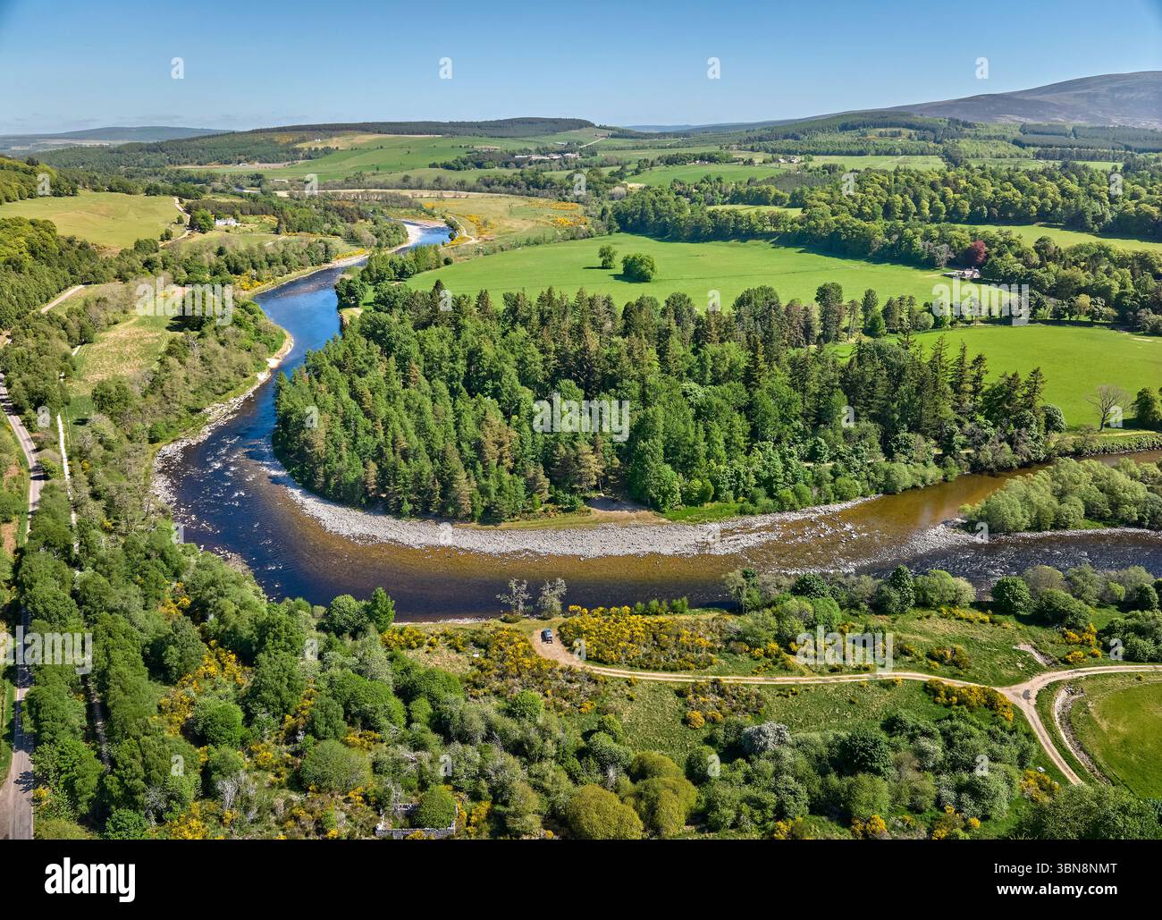 Vue aérienne de la forêt et du paysage de pâturages à Spey River dans l'est de l'Écosse, Royaume-Uni Banque D'Images