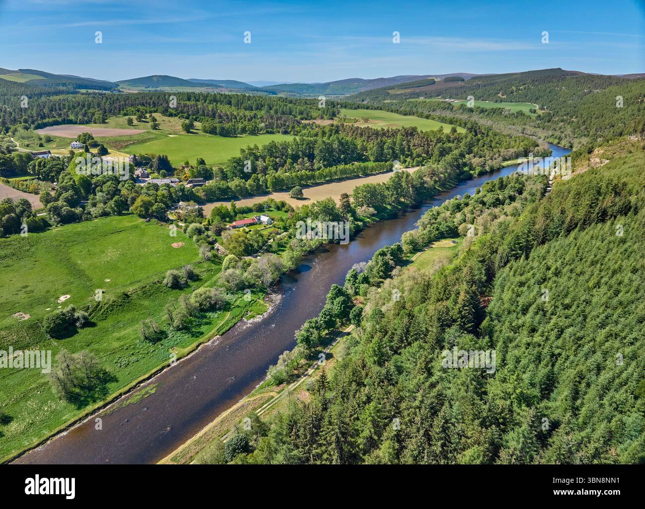 Vue aérienne de la forêt et du paysage de pâturages à Spey River dans l'est de l'Écosse, Royaume-Uni Banque D'Images