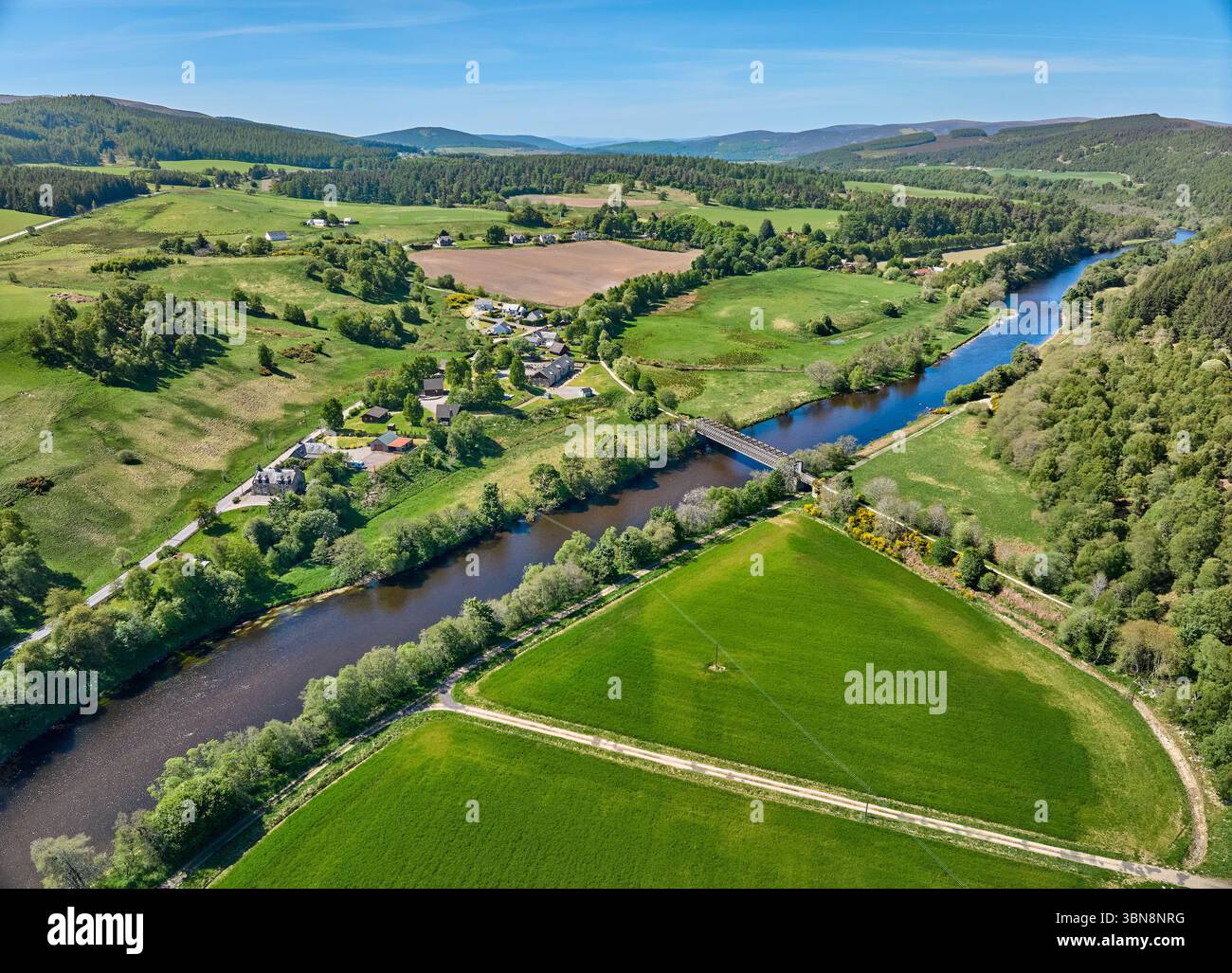 Vue aérienne de la forêt et du paysage de pâturages à Spey River dans l'est de l'Écosse, Royaume-Uni Banque D'Images