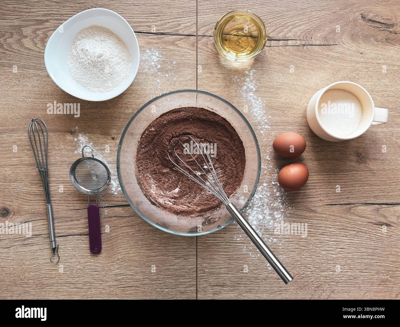 Les ingrédients pour faire des muffins au chocolat sont disposés sur une table en bois. Vue de dessus. Pâtisserie maison. Banque D'Images