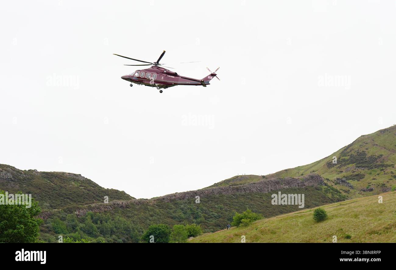 Le roi Charles III arrive en hélicoptère pour participer à la cérémonie des clés au Palais de Holyroodhouse à Édimbourg, dans le cadre de son voyage en Écosse pour la semaine Holyrood. Date de la photo : mardi 1er juillet 2025. Banque D'Images