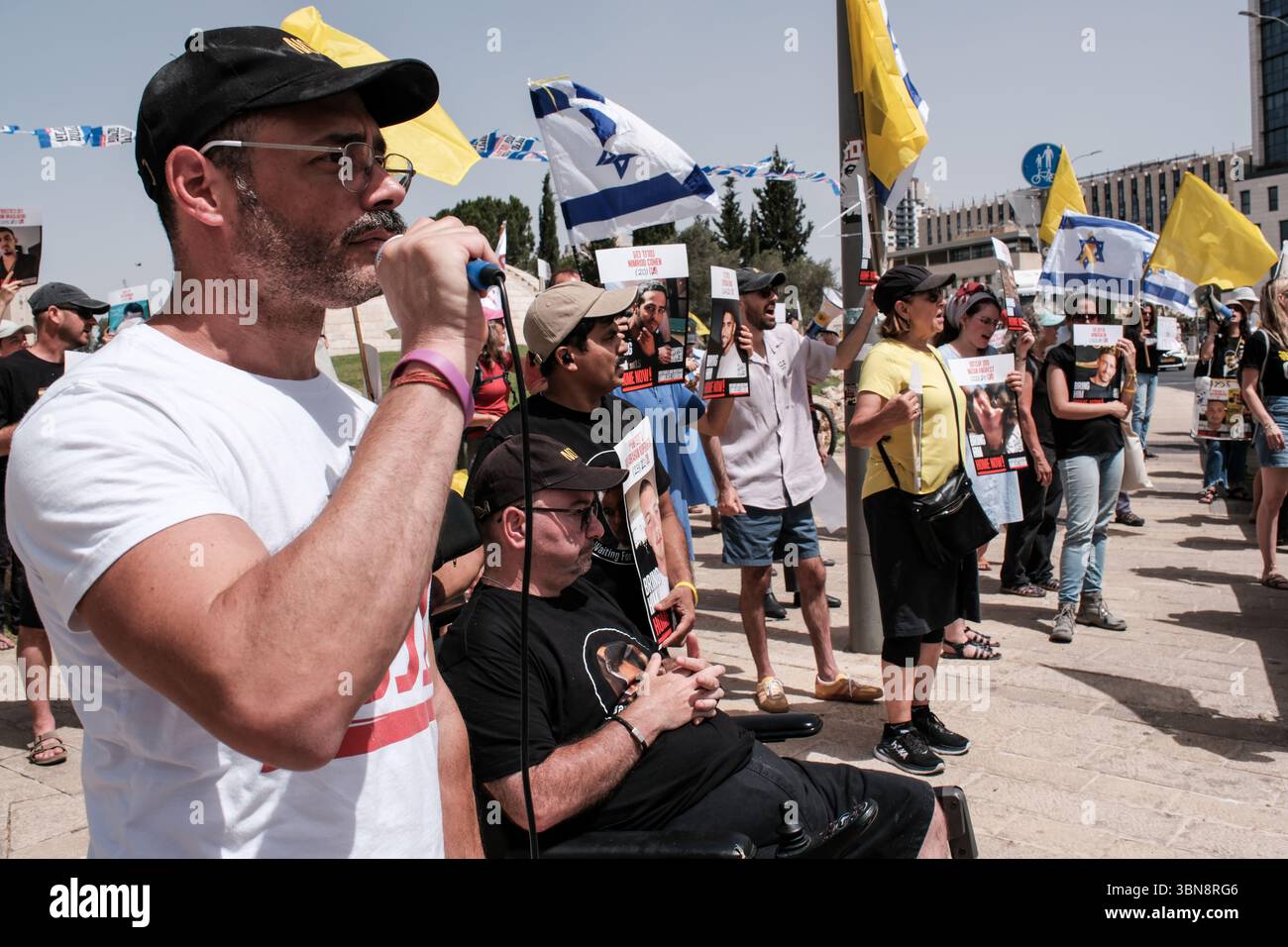 Jérusalem, Israël. 1er juillet 2025. Les manifestants devant le bureau du premier ministre appellent à un accord immédiat d'otages pour sauver les 50 Israéliens restants détenus à Gaza pendant 634 jours. La frustration monte alors que le cabinet du gouvernement rencontre un ordre du jour que les manifestants jugent bagatelle et sans importance, au milieu des pertes continues parmi les soldats israéliens dans la bande de Gaza. Le conflit en cours a commencé avec les attaques du 7 octobre 2023 qui ont vu 1 400 civils israéliens massacrés et 240 enlevés. Crédit : NIR Alon/Alamy Live News Banque D'Images