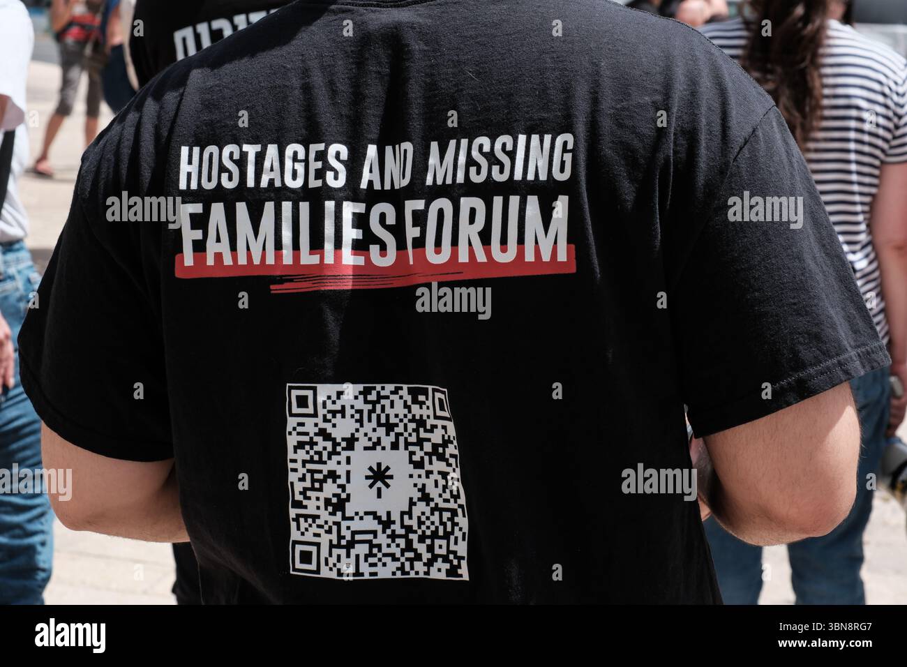 Jérusalem, Israël. 1er juillet 2025. Les manifestants devant le bureau du premier ministre appellent à un accord immédiat d'otages pour sauver les 50 Israéliens restants détenus à Gaza pendant 634 jours. La frustration monte alors que le cabinet du gouvernement rencontre un ordre du jour que les manifestants jugent bagatelle et sans importance, au milieu des pertes continues parmi les soldats israéliens dans la bande de Gaza. Le conflit en cours a commencé avec les attaques du 7 octobre 2023 qui ont vu 1 400 civils israéliens massacrés et 240 enlevés. Crédit : NIR Alon/Alamy Live News Banque D'Images