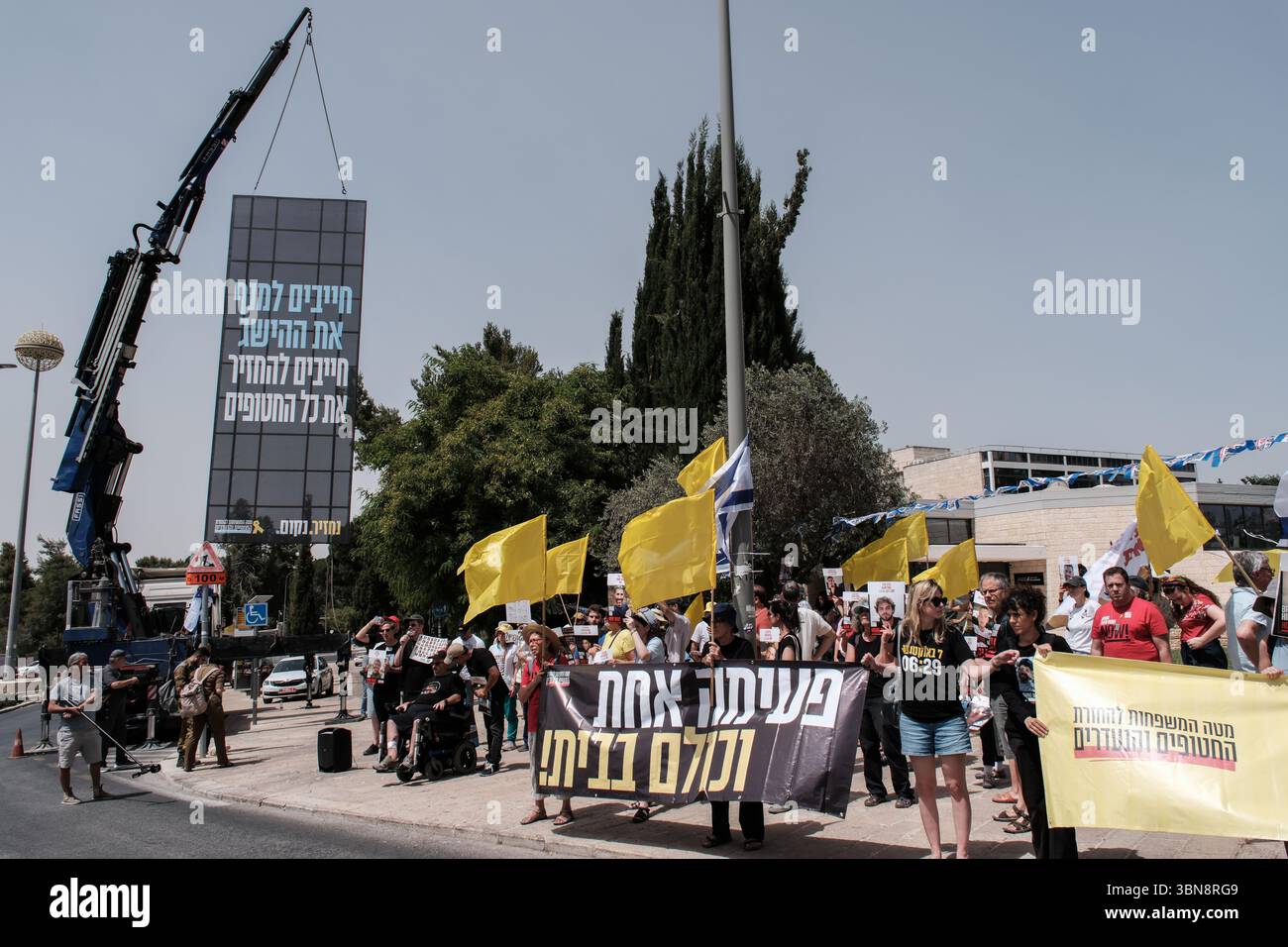 Jérusalem, Israël. 1er juillet 2025. Les manifestants devant le bureau du premier ministre appellent à un accord immédiat d'otages pour sauver les 50 Israéliens restants détenus à Gaza pendant 634 jours. La frustration monte alors que le cabinet du gouvernement rencontre un ordre du jour que les manifestants jugent bagatelle et sans importance, au milieu des pertes continues parmi les soldats israéliens dans la bande de Gaza. Le conflit en cours a commencé avec les attaques du 7 octobre 2023 qui ont vu 1 400 civils israéliens massacrés et 240 enlevés. Crédit : NIR Alon/Alamy Live News Banque D'Images