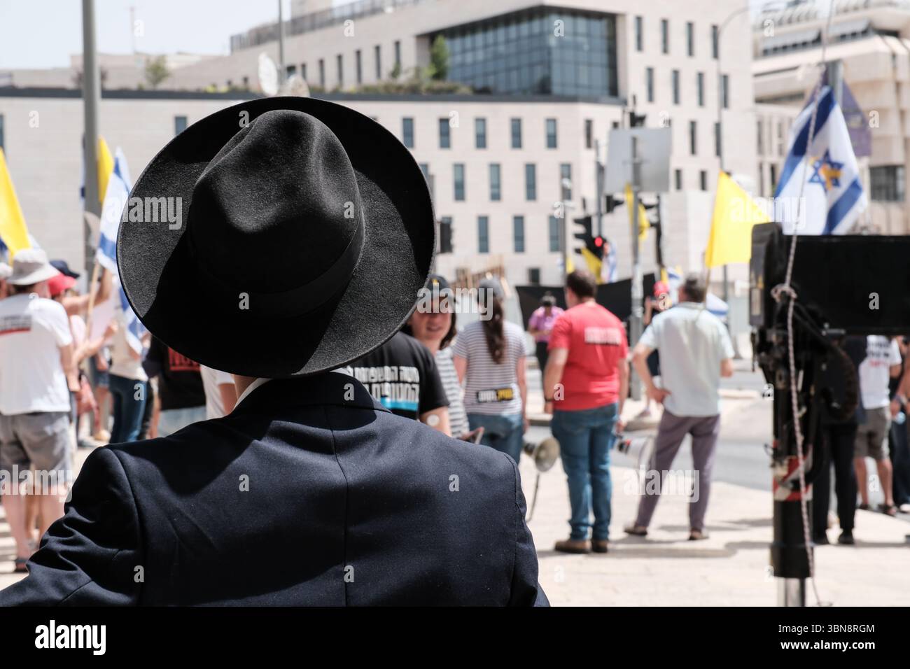 Jérusalem, Israël. 1er juillet 2025. Les manifestants devant le bureau du premier ministre appellent à un accord immédiat d'otages pour sauver les 50 Israéliens restants détenus à Gaza pendant 634 jours. La frustration monte alors que le cabinet du gouvernement rencontre un ordre du jour que les manifestants jugent bagatelle et sans importance, au milieu des pertes continues parmi les soldats israéliens dans la bande de Gaza. Le conflit en cours a commencé avec les attaques du 7 octobre 2023 qui ont vu 1 400 civils israéliens massacrés et 240 enlevés. Crédit : NIR Alon/Alamy Live News Banque D'Images