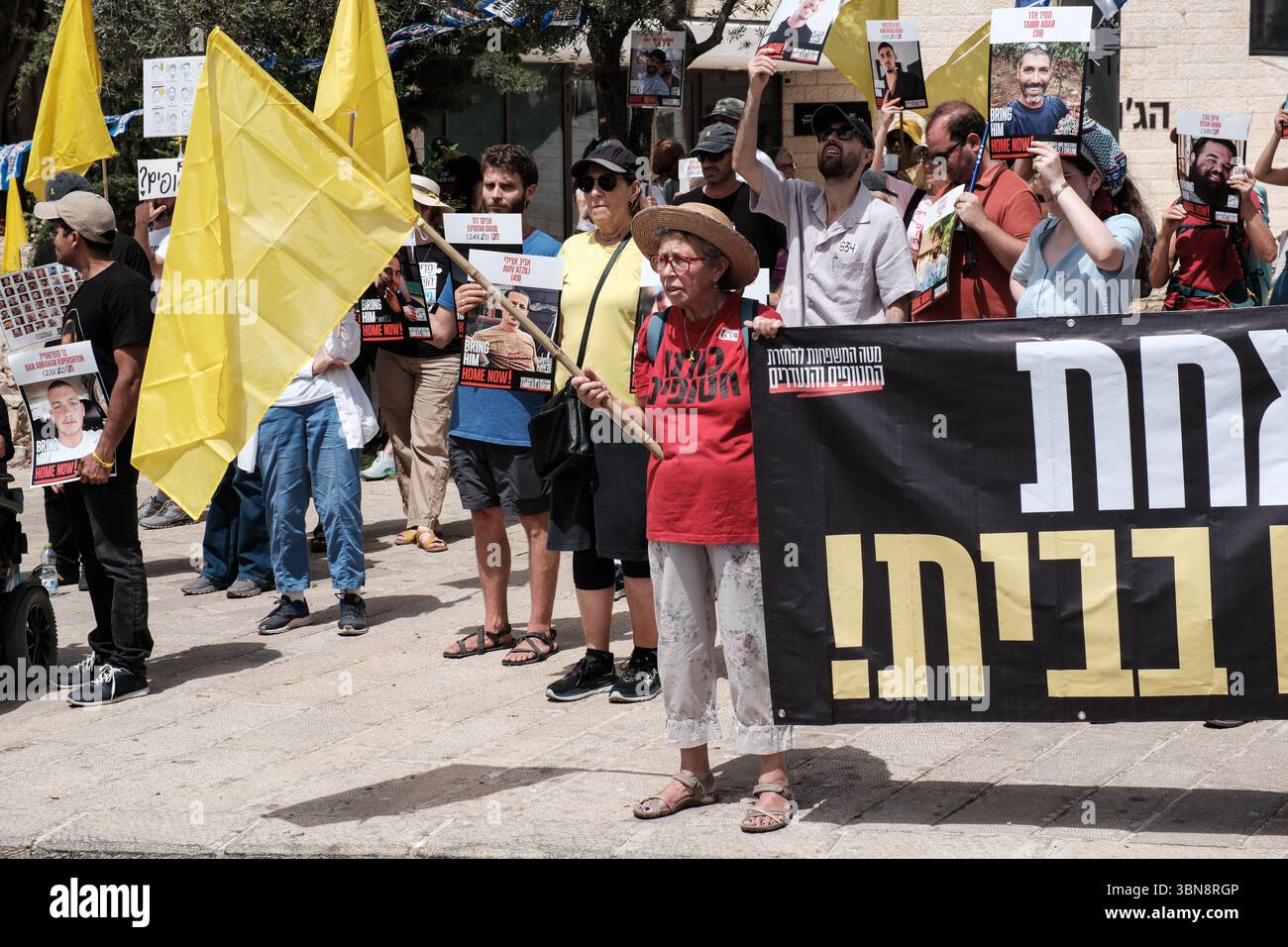 Jérusalem, Israël. 1er juillet 2025. Les manifestants devant le bureau du premier ministre appellent à un accord immédiat d'otages pour sauver les 50 Israéliens restants détenus à Gaza pendant 634 jours. La frustration monte alors que le cabinet du gouvernement rencontre un ordre du jour que les manifestants jugent bagatelle et sans importance, au milieu des pertes continues parmi les soldats israéliens dans la bande de Gaza. Le conflit en cours a commencé avec les attaques du 7 octobre 2023 qui ont vu 1 400 civils israéliens massacrés et 240 enlevés. Crédit : NIR Alon/Alamy Live News Banque D'Images