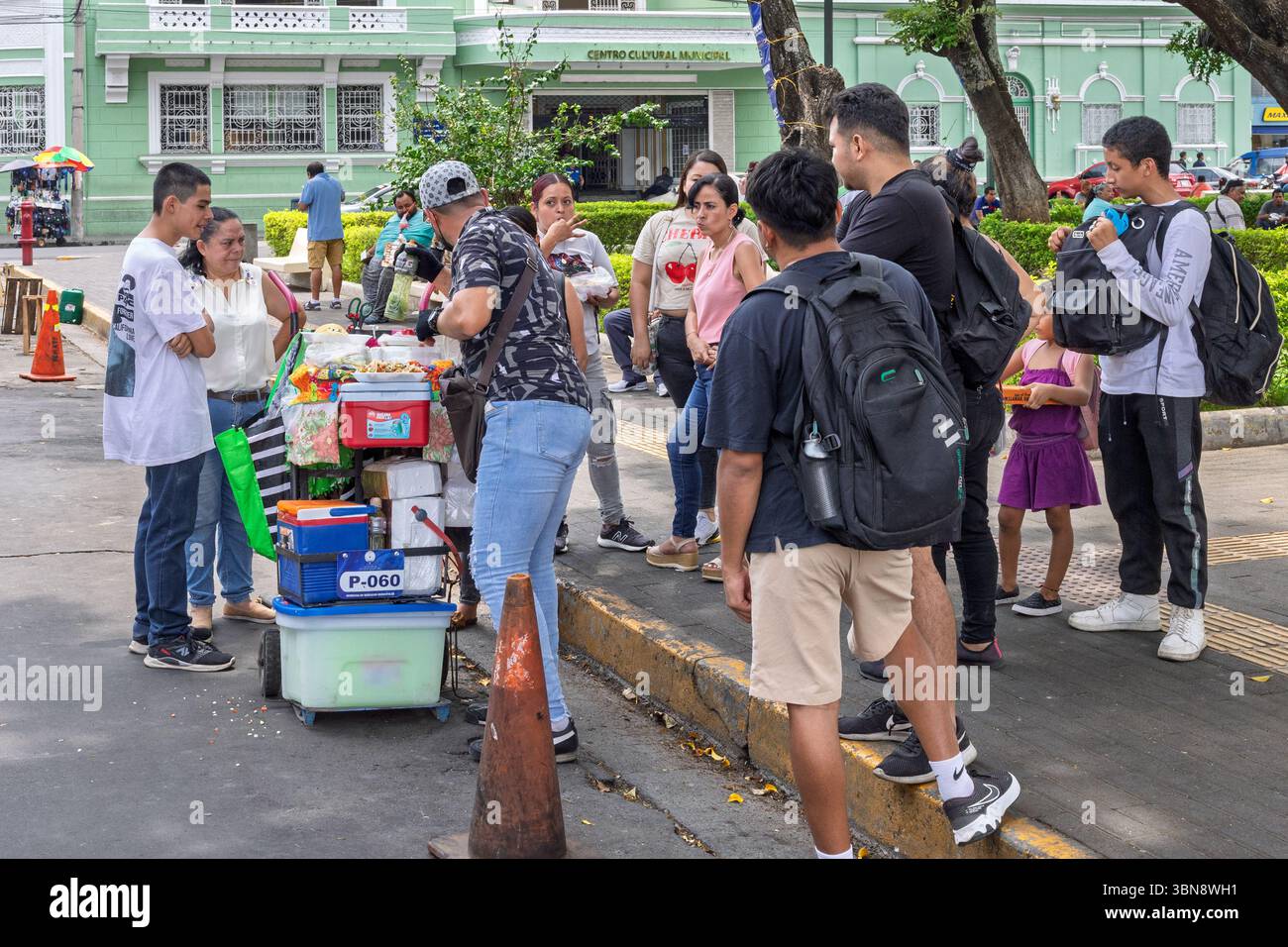 Vendeur de rue, Bibliothèque centrale et Centre culturel, Santa Ana, El Salvador Banque D'Images