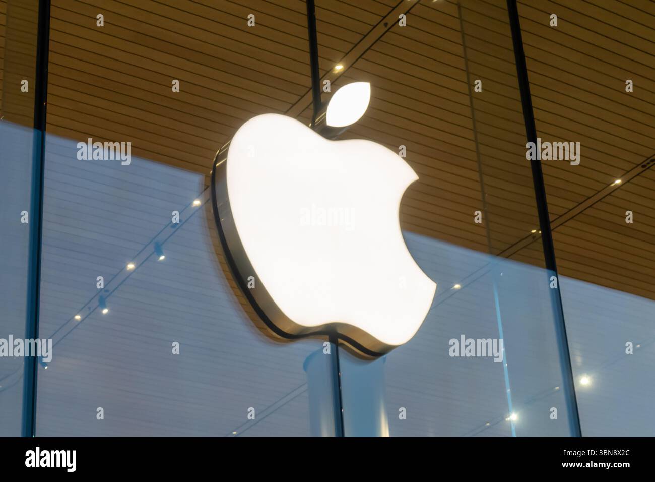 Un logo Apple brillant est affiché sur une surface en verre, Iconsiam Mall, Bangkok Thaïlande Banque D'Images