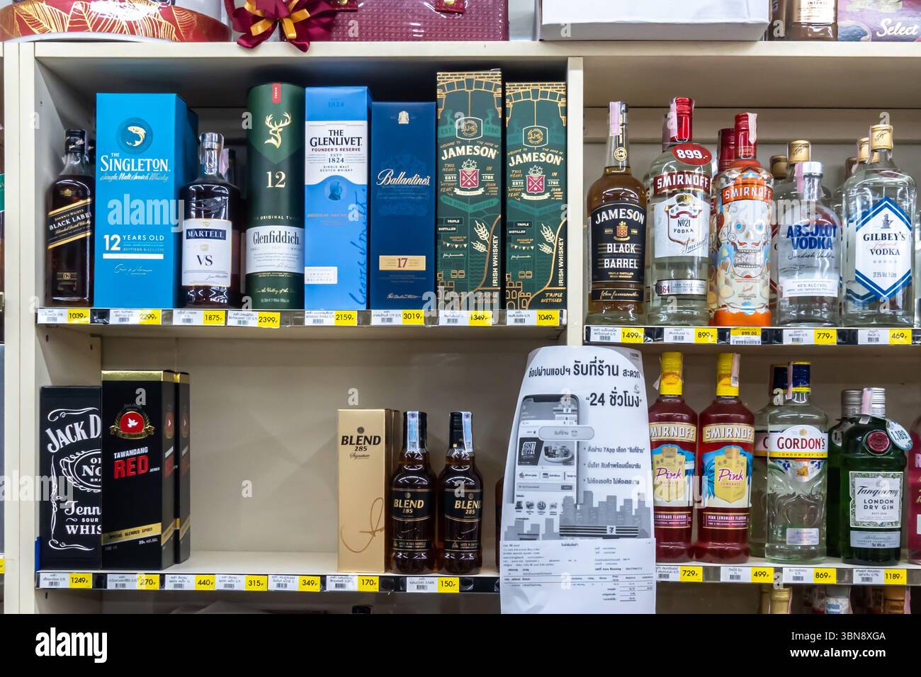 Affichage d'alcool sur les étagères, bouteilles d'alcool sur les étagères dans 7-11 magasin Bangkok Thaïlande Banque D'Images