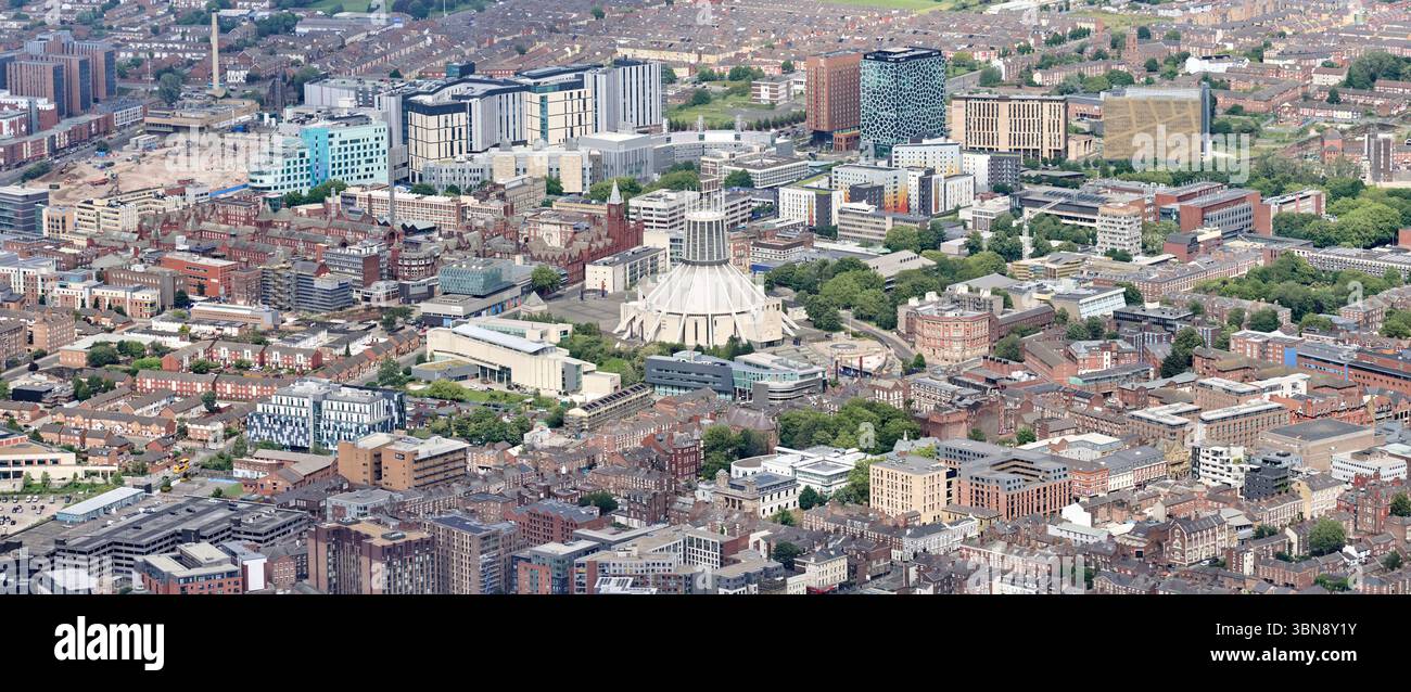 Une vue aérienne du centre-ville de Liverpool montrant la cathédrale catholique, l'université et les hôpitaux, Merseyside, au nord-ouest de l'Angleterre Banque D'Images