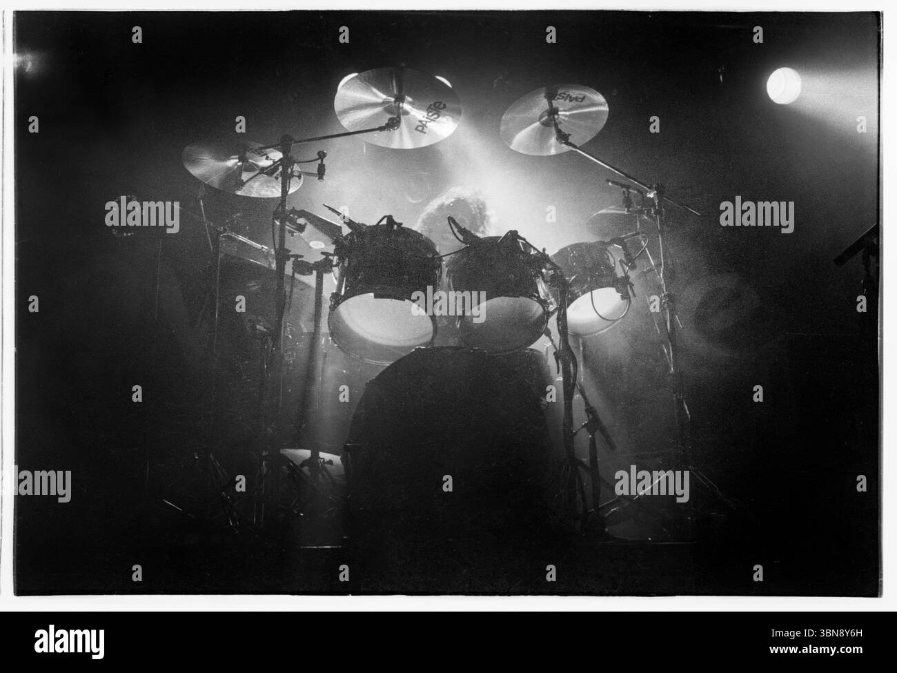 JOEY GOLD, LOVE/HATE, CLASSIC LINE UP, 1992 : batteur Joey Gold du groupe de rock américain Love/Hate jouant en concert à l'Université de Cardiff le 15 avril 1992. Photographie : Rob Watkins. INFO : Love/Hate, un groupe de hard rock américain de Los Angeles, a émergé à la fin des années 1980 avec un son gritty et effervescent. Leur premier album Blackout in the Red Room en 1990 a gagné un statut culte, mêlant l'énergie glam metal à l'attitude brute, streetwise et Edge. Banque D'Images