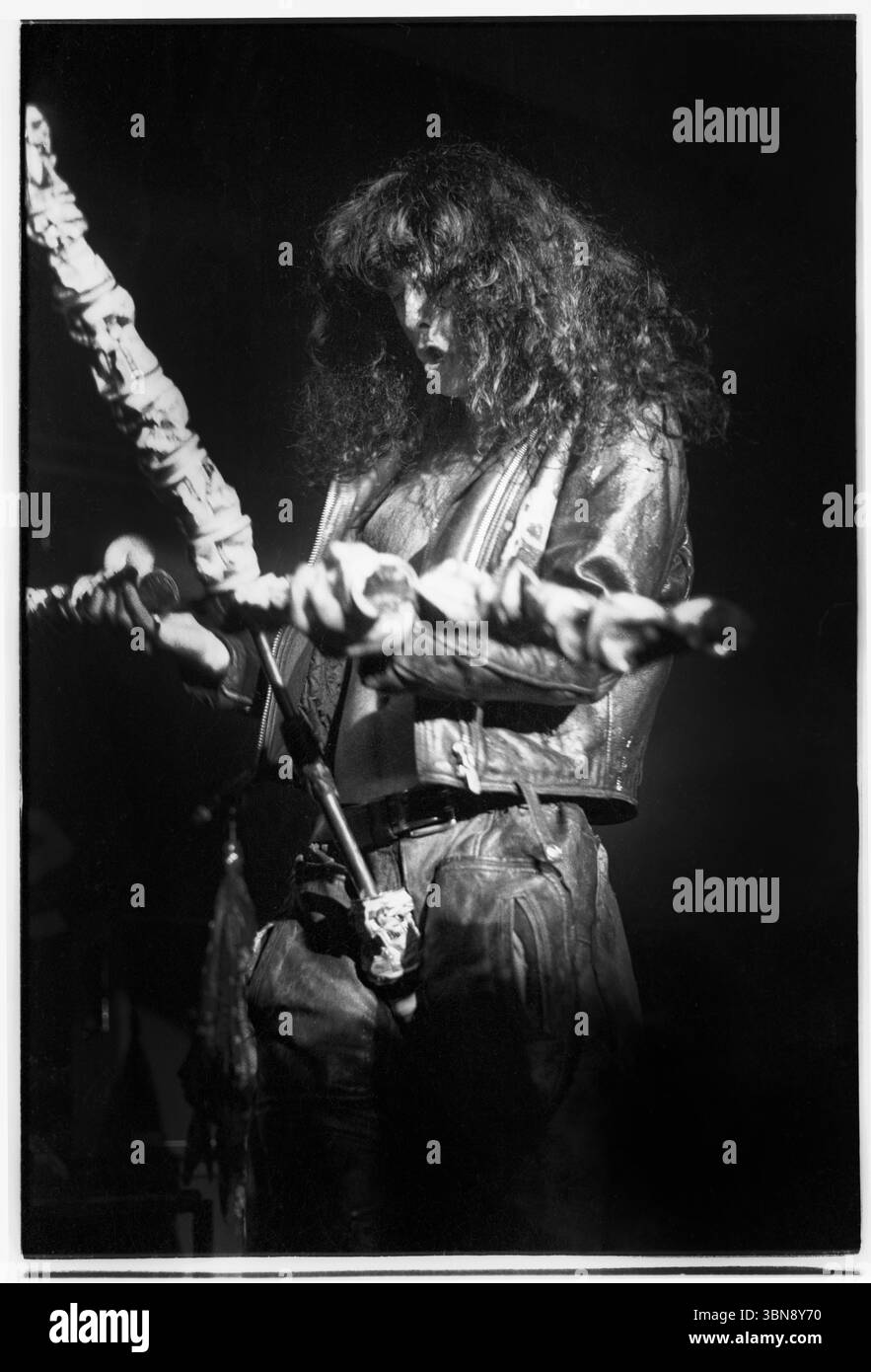 SKID ROSE, LOVE/HATE, LINE UP CLASSIQUE, 1992 : le bassiste Skid Rose du groupe de rock américain Love/Hate jouant en concert à l'Université de Cardiff le 15 avril 1992. Photographie : Rob Watkins. INFO : Love/Hate, un groupe de hard rock américain de Los Angeles, a émergé à la fin des années 1980 avec un son gritty et effervescent. Leur premier album Blackout in the Red Room en 1990 a gagné un statut culte, mêlant l'énergie glam metal à l'attitude brute, streetwise et Edge. Banque D'Images SKID ROSE, LOVE/HATE, LINE UP CLASSIQUE, 1992 : le bassiste Skid Rose du groupe de rock américain Love/Hate jouant en concert à l'Université de Cardiff le 15 avril 1992. Photographie : Rob Watkins. INFO : Love/Hate, un groupe de hard rock américain de Los Angeles, a émergé à la fin des années 1980 avec un son gritty et effervescent. Leur premier album Blackout in the Red Room en 1990 a gagné un statut culte, mêlant l'énergie glam metal à l'attitude brute, streetwise et Edge. Banque D'Images