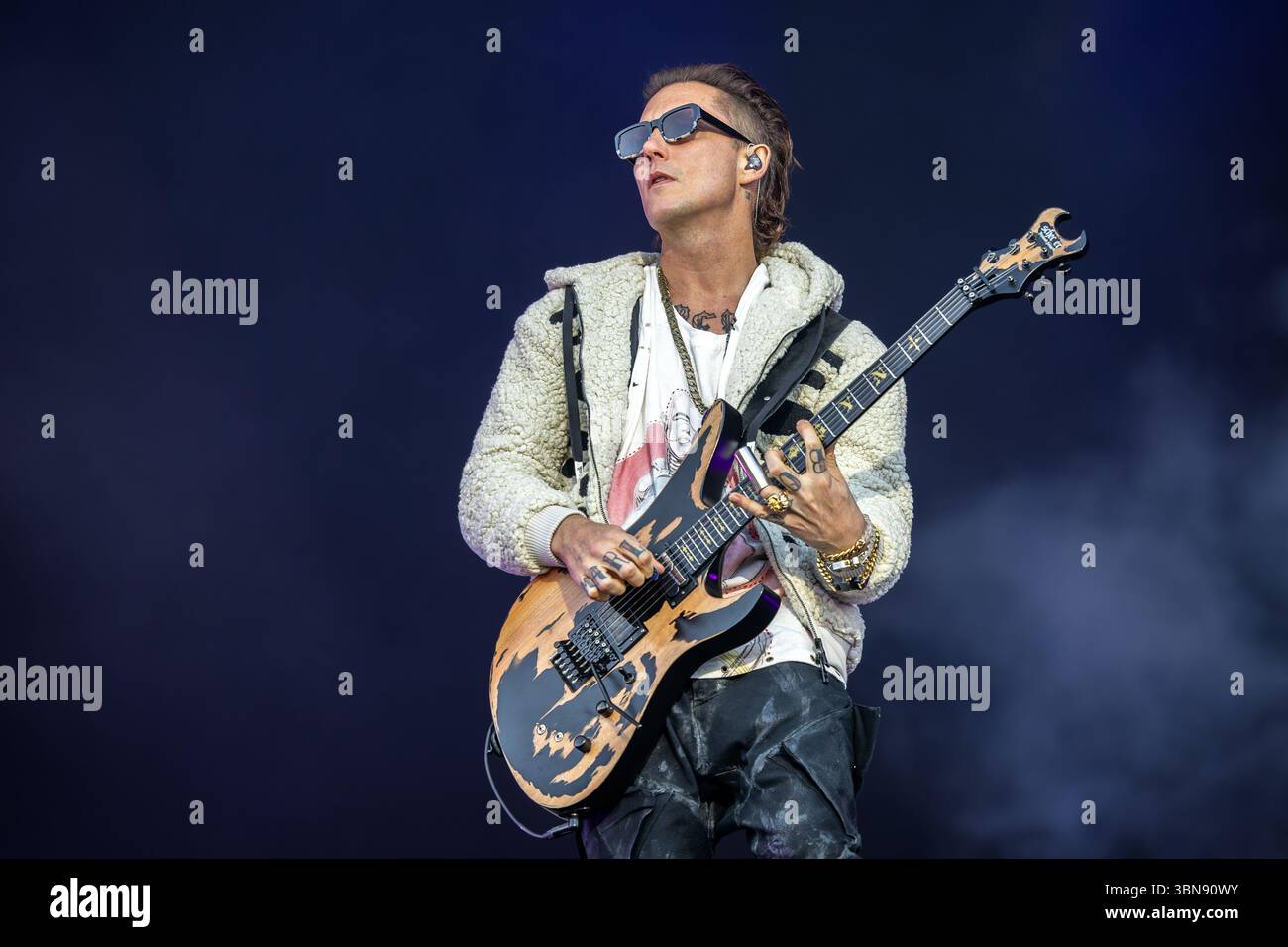 Oslo, Norvège. 28 juin 2025. Le groupe de heavy metal américain Avenged Sevenfold donne un concert lors du festival de musique norvégien tons of Rock 2025 à Oslo. Ici, le guitariste Synyster Gates est vu en direct sur scène. Banque D'Images