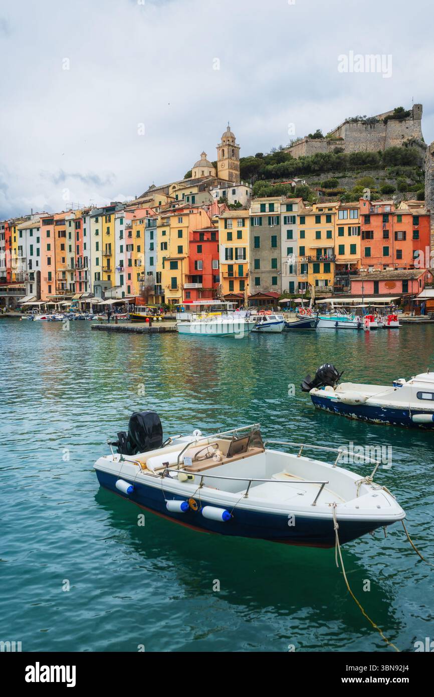 Port et remblai de la ville de Porto Venere. Baie des poètes. Banque D'Images