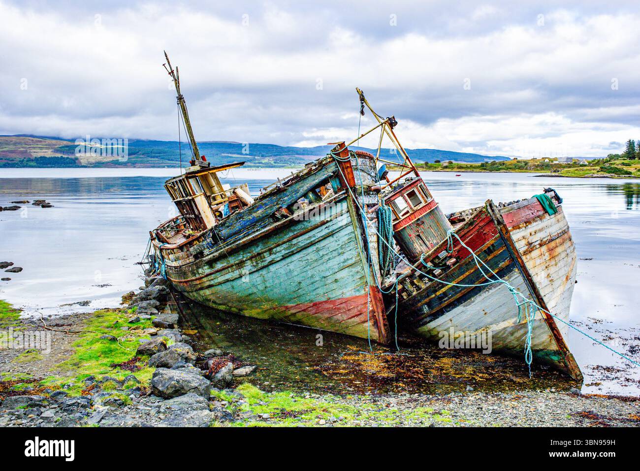 Bateaux de pêche abandonnés sur une plage près de Salen, île de Mull, Écosse, Royaume-Uni Banque D'Images