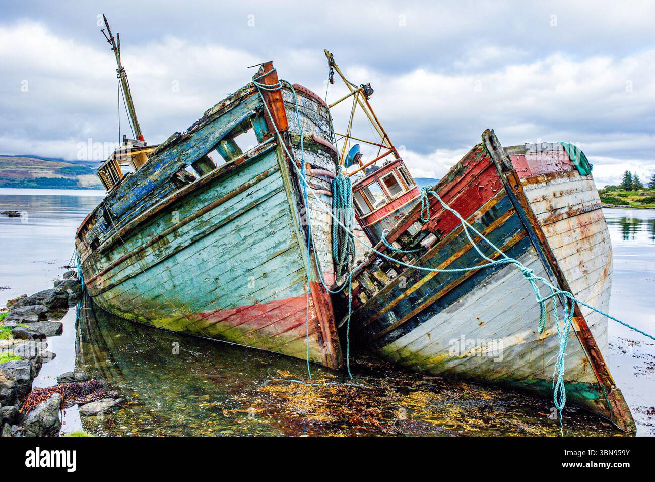 Bateaux de pêche abandonnés sur une plage près de Salen, île de Mull, Écosse, Royaume-Uni Banque D'Images