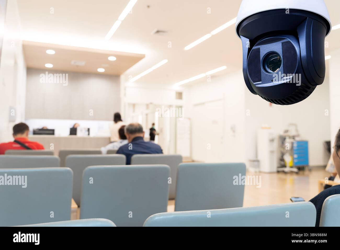 Caméra de sécurité à l'intérieur de la salle d'attente de l'hôpital capturant les patients et les visiteurs. Concept de sécurité des soins de santé, de surveillance, de confidentialité et de surveillance dans p Banque D'Images
