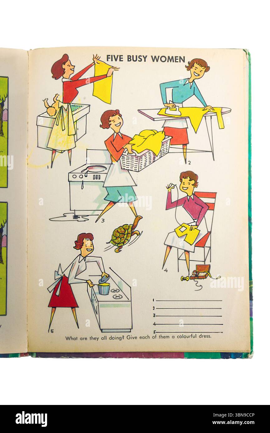 Vintage illustré page de livre cinq femmes dans diverses tâches ménagères traditionnelles telles que la cuisine, la lessive et le repassage. concept sexisme, sexiste, genre Banque D'Images