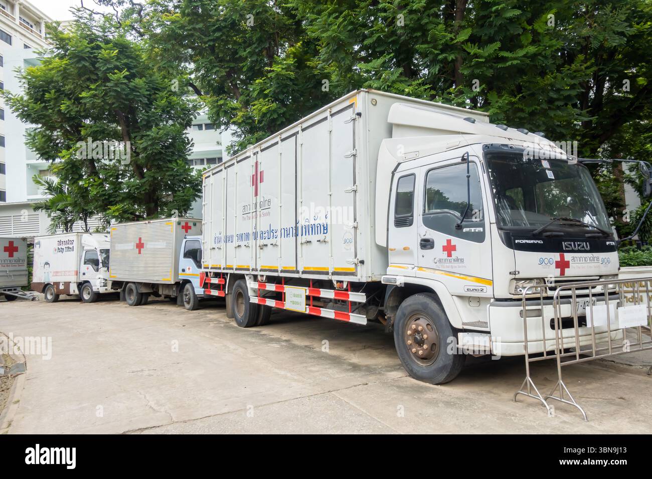 Camions blancs de la Société de la Croix-Rouge thaïlandaise. Bangkok, Thaïlande Banque D'Images