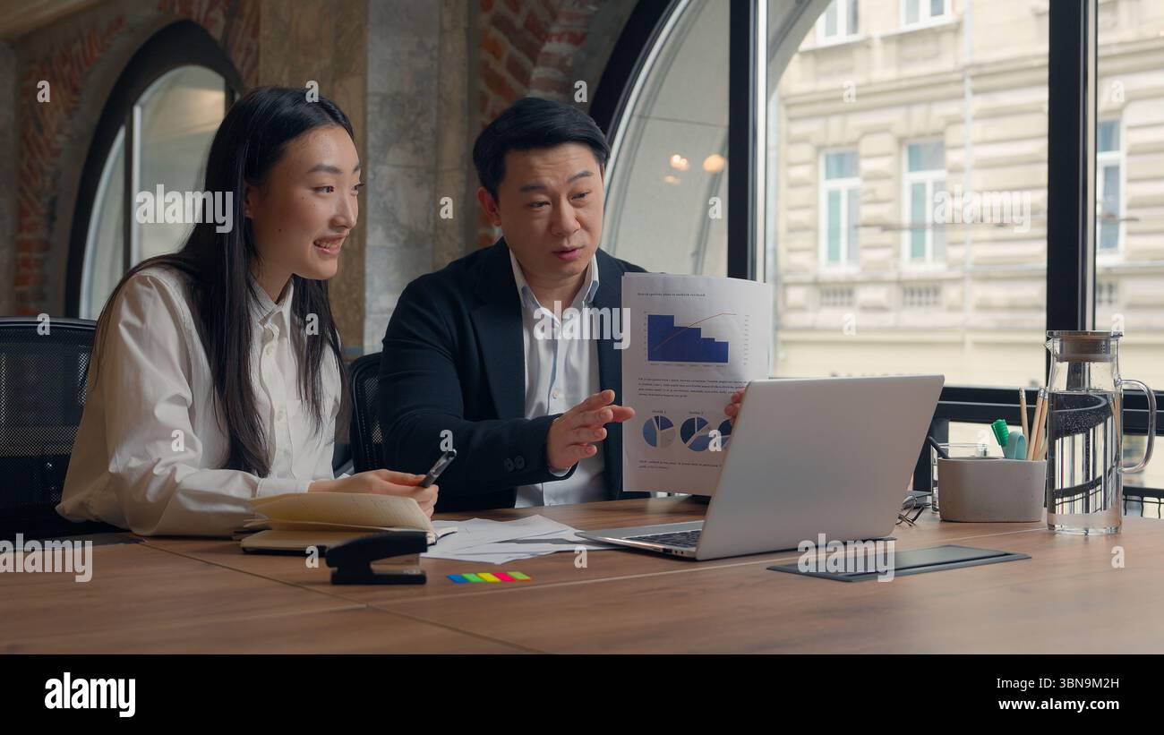Asiatiques travailleurs du marketing financier collègues collègues présentation d'affaires statistiques coréen japonais femme fille femme d'affaires femme avec Banque D'Images