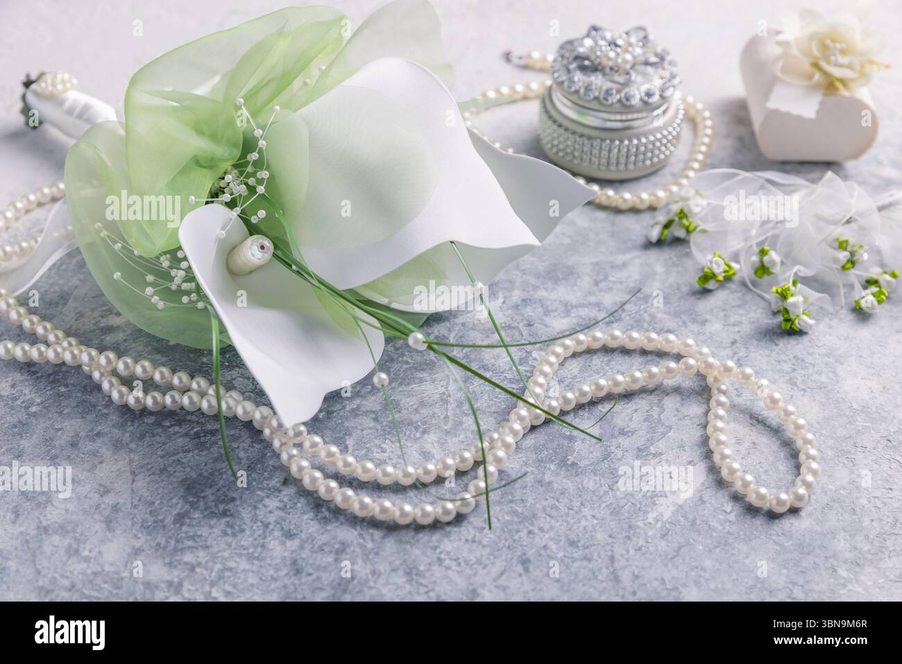 Natures mortes de mariage avec collier de perles et bouquet Banque D'Images