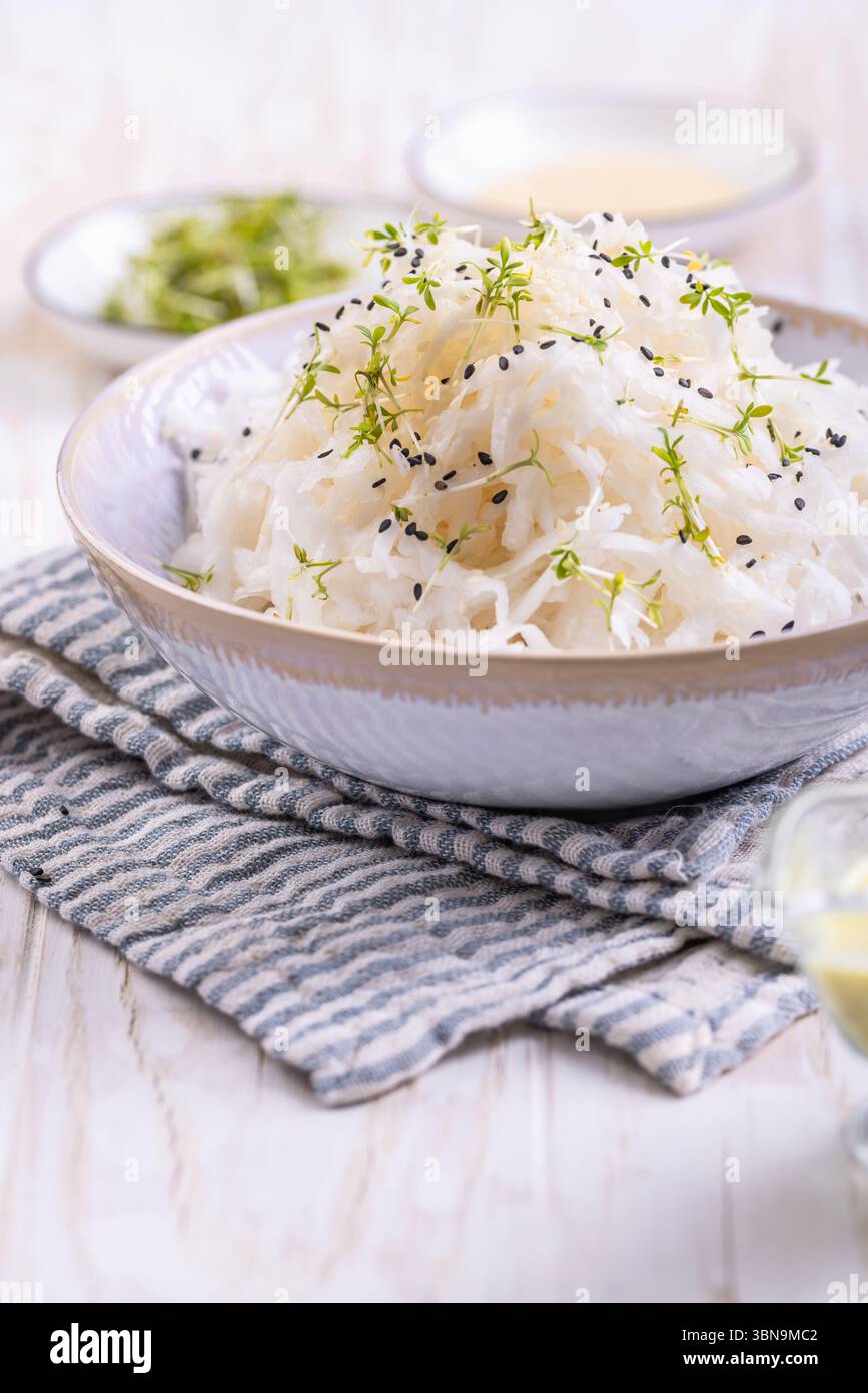 Salade de radis daikon avec cresson et moutarde et vinaigrette au miel Banque D'Images