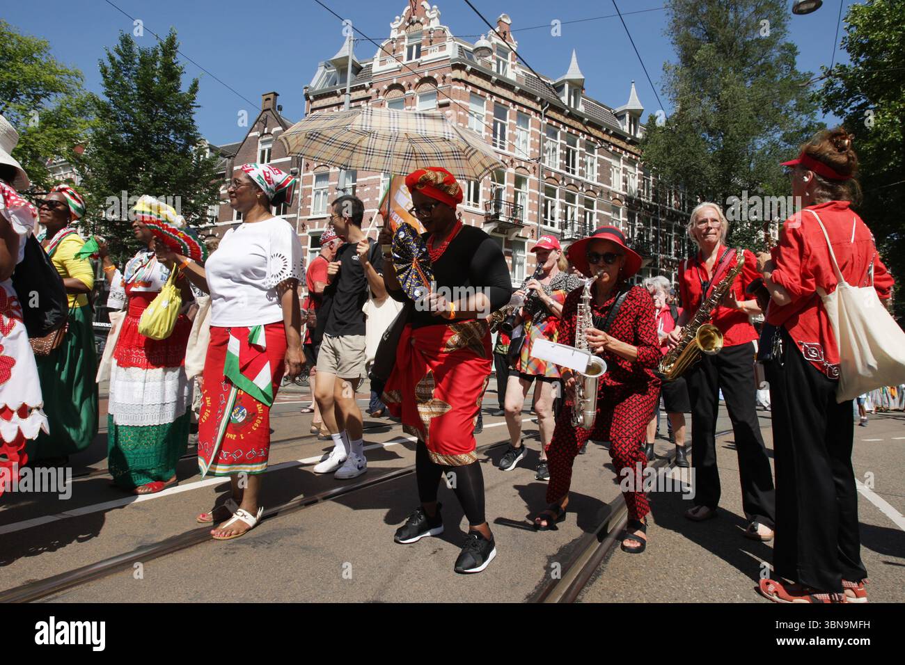 Amsterdam, pays-Bas. 01 juillet 2025. AMSTERDAM, PAYS-BAS - juillet1 : les gens prennent part à la célébration Bigi Spikri pour le « rappel de la Journée de l'abolition de l'esclavage » le 1er juillet 2025 à Amsterdam, pays-Bas. Ils honorent les esclaves et leurs descendants dans leur lutte pour la liberté et l'émancipation. Les pays-Bas ont été profondément impliqués dans la traite des esclaves avec l'Afrique et les Antilles néerlandaises. (Photo de Paulo Amorim/Sipa USA) crédit : Sipa US/Alamy Live News Banque D'Images