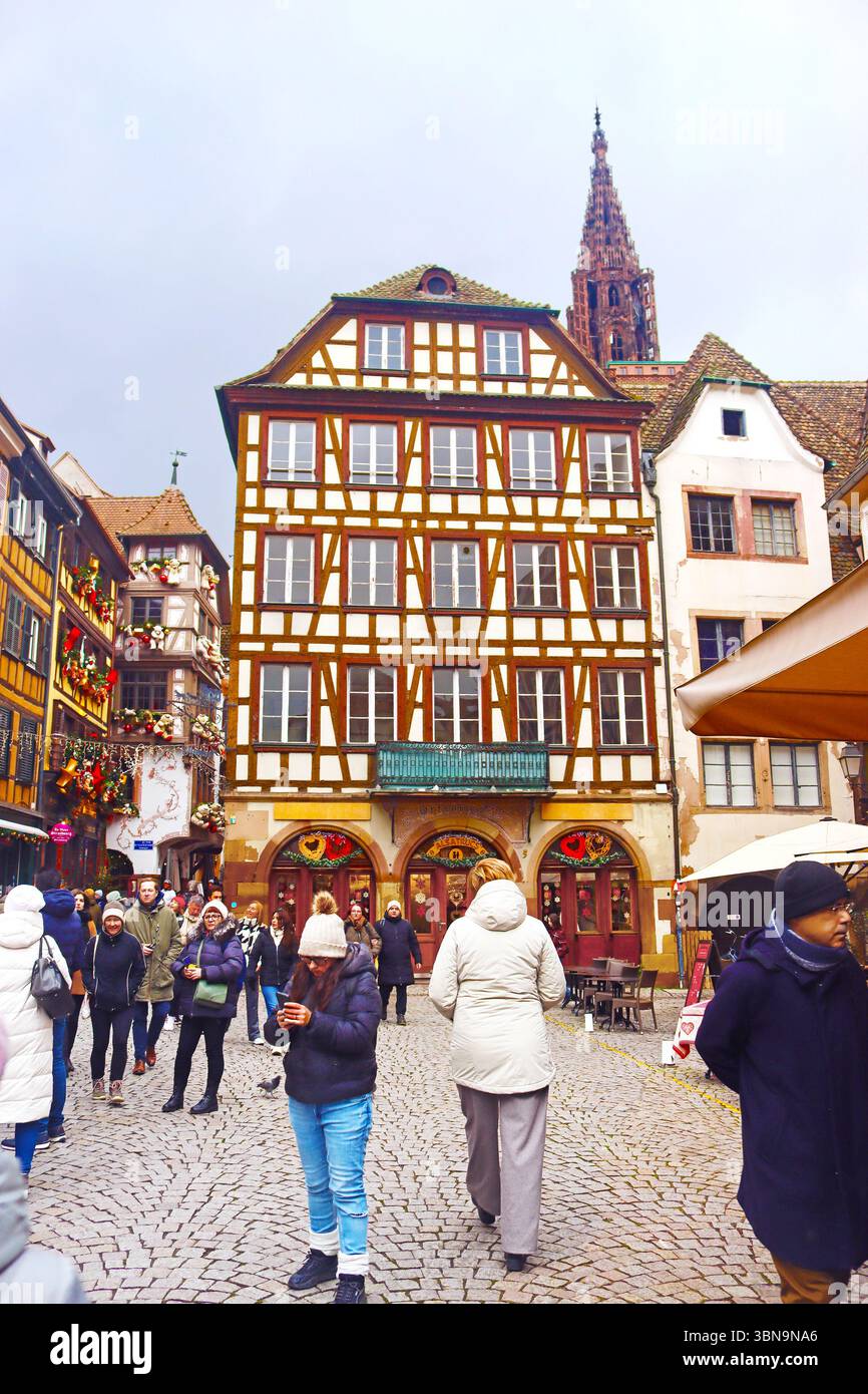 Strasbourg, France - 21 décembre 2024 : la charmante place au nom insolite, la place du marché aux cochons de lait Banque D'Images Strasbourg, France - 21 décembre 2024 : la charmante place au nom insolite, la place du marché aux cochons de lait Banque D'Images