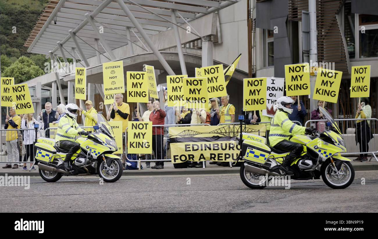 Édimbourg Écosse, Royaume-Uni 1er juillet 2025. Manifestants anti-monarchie devant le palais de Holyrood alors que le roi Charles arrive pour la semaine royale. crédit sst/alamy live news Banque D'Images