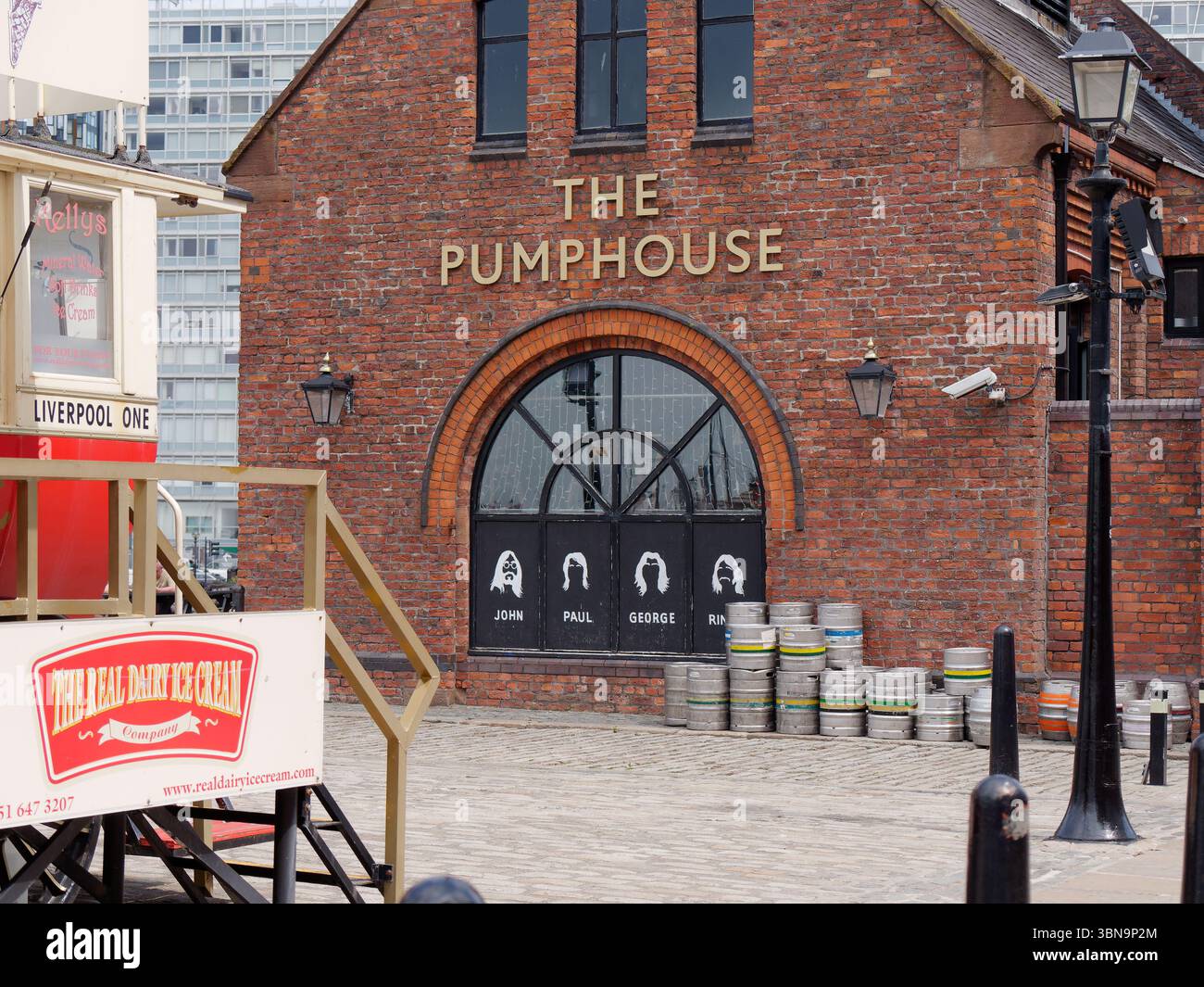 Gros plan du bas du bâtiment Pump House avec des œuvres d'art des Beatles à Albert Dock dans la ville de Liverpool, Merseyside, Angleterre. 30 juin 2025 Banque D'Images