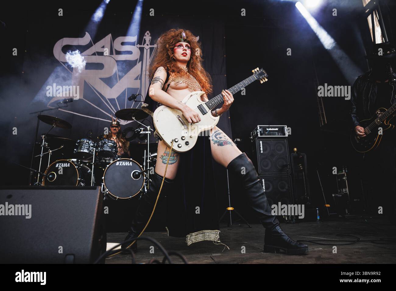 Copenhague, Danemark. 21 juin 2025. Le groupe de doom metal américain Castle Rat donne un concert lors du festival danois de heavy metal Copenhague 2025 à Copenhague. Ici, le chanteur et guitariste The Rat Queen est vu en direct sur scène. Banque D'Images Copenhague, Danemark. 21 juin 2025. Le groupe de doom metal américain Castle Rat donne un concert lors du festival danois de heavy metal Copenhague 2025 à Copenhague. Ici, le chanteur et guitariste The Rat Queen est vu en direct sur scène. Banque D'Images