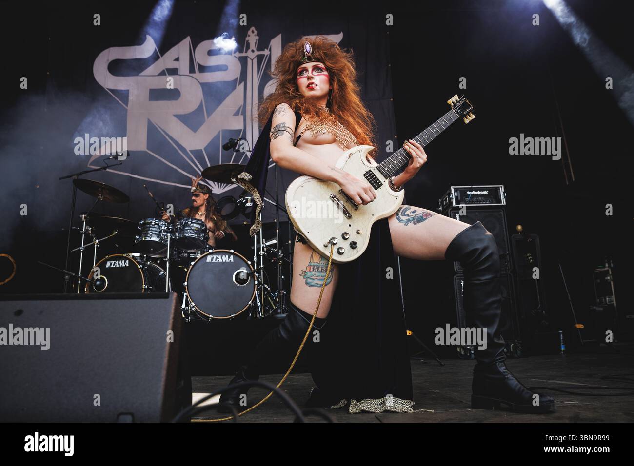 Copenhague, Danemark. 21 juin 2025. Le groupe de doom metal américain Castle Rat donne un concert lors du festival danois de heavy metal Copenhague 2025 à Copenhague. Ici, le chanteur et guitariste The Rat Queen est vu en direct sur scène. Banque D'Images Copenhague, Danemark. 21 juin 2025. Le groupe de doom metal américain Castle Rat donne un concert lors du festival danois de heavy metal Copenhague 2025 à Copenhague. Ici, le chanteur et guitariste The Rat Queen est vu en direct sur scène. Banque D'Images
