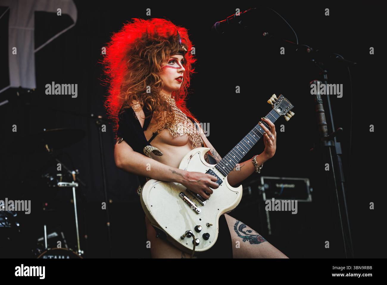 Copenhague, Danemark. 21 juin 2025. Le groupe de doom metal américain Castle Rat donne un concert lors du festival danois de heavy metal Copenhague 2025 à Copenhague. Ici, le chanteur et guitariste The Rat Queen est vu en direct sur scène. Banque D'Images Copenhague, Danemark. 21 juin 2025. Le groupe de doom metal américain Castle Rat donne un concert lors du festival danois de heavy metal Copenhague 2025 à Copenhague. Ici, le chanteur et guitariste The Rat Queen est vu en direct sur scène. Banque D'Images